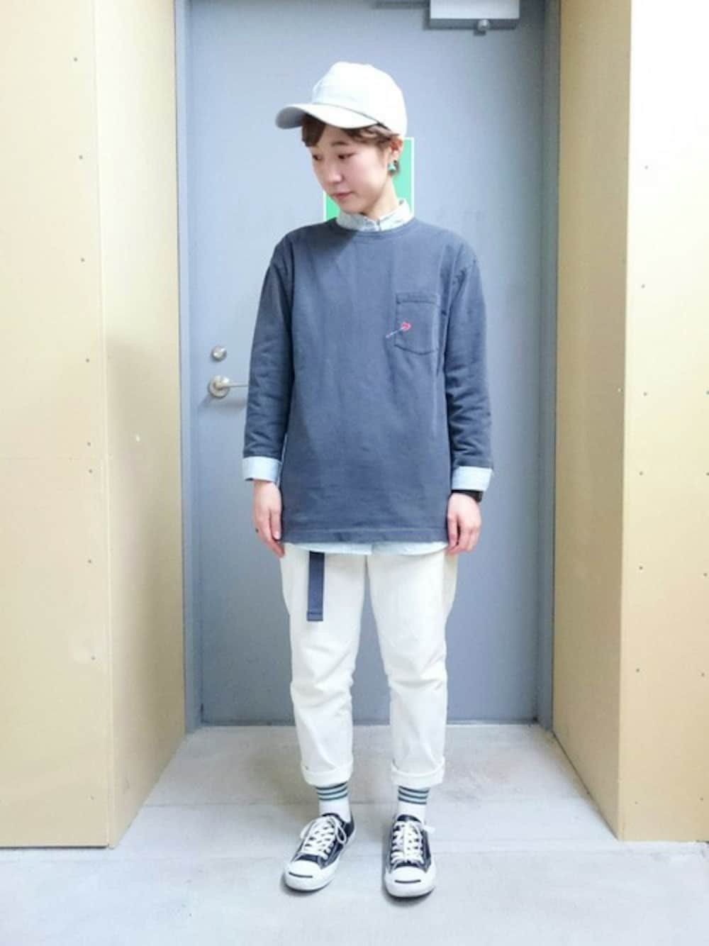 ブラック系のTシャツ/カットソー、ブラック系のスニーカーを着用したレディースの春コーディネートの1枚目の写真