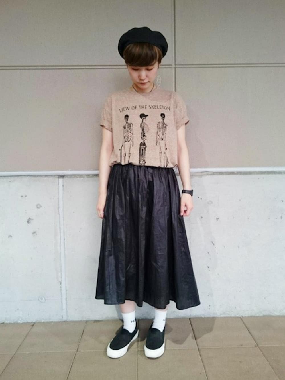 ベージュ系のTシャツ/カットソー、ブラック系のスリッポンを着用したレディースの夏コーディネートの1枚目の写真