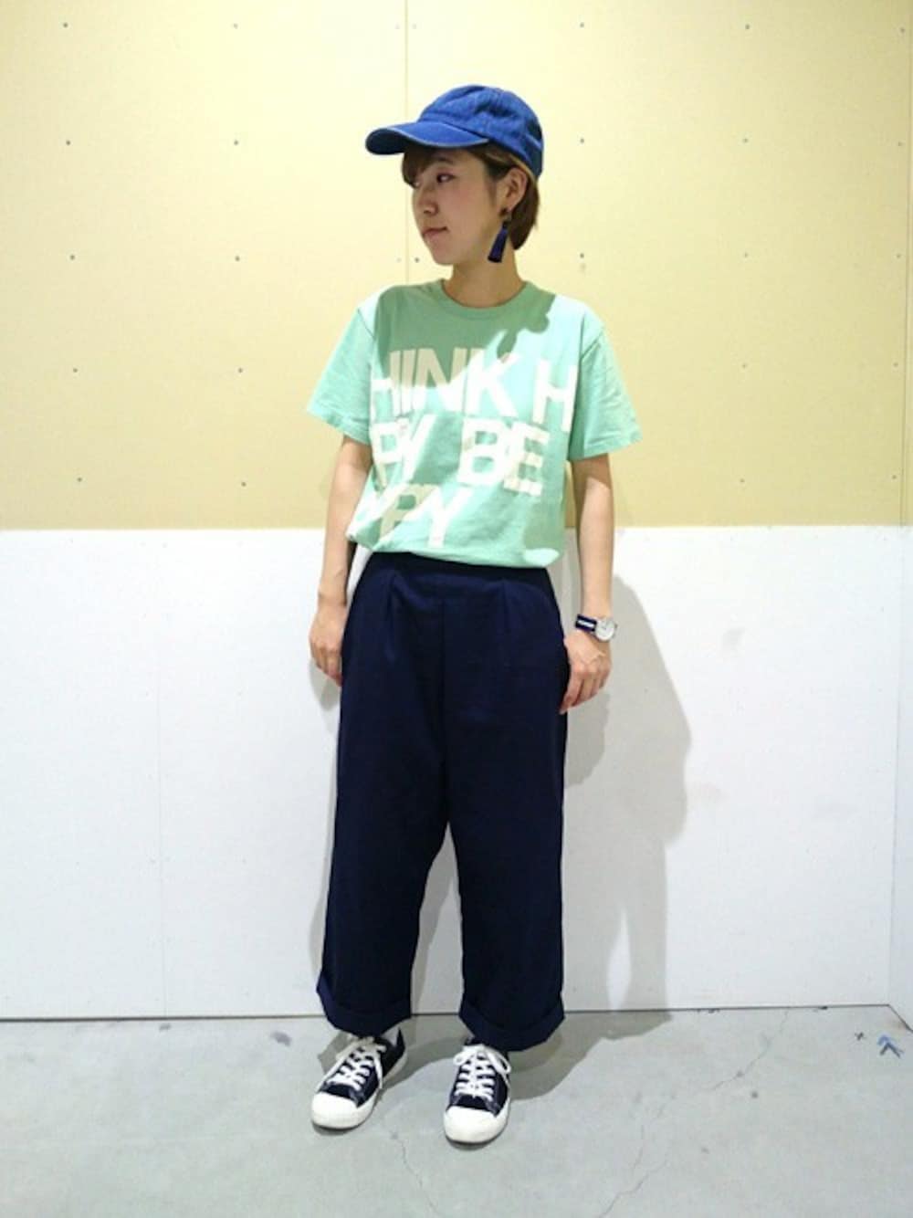 グリーン系のTシャツ/カットソー、ブルー系のアナログ腕時計を着用したレディースの夏コーディネートの1枚目の写真