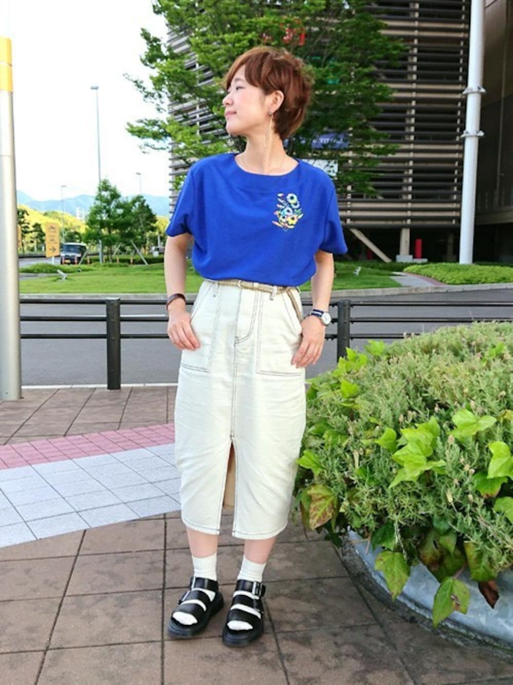 ブルー系のTシャツ/カットソー、ブラック系のサンダル、ブルー系のアナログ腕時計を着用したレディースの夏コーディネートの1枚目の写真