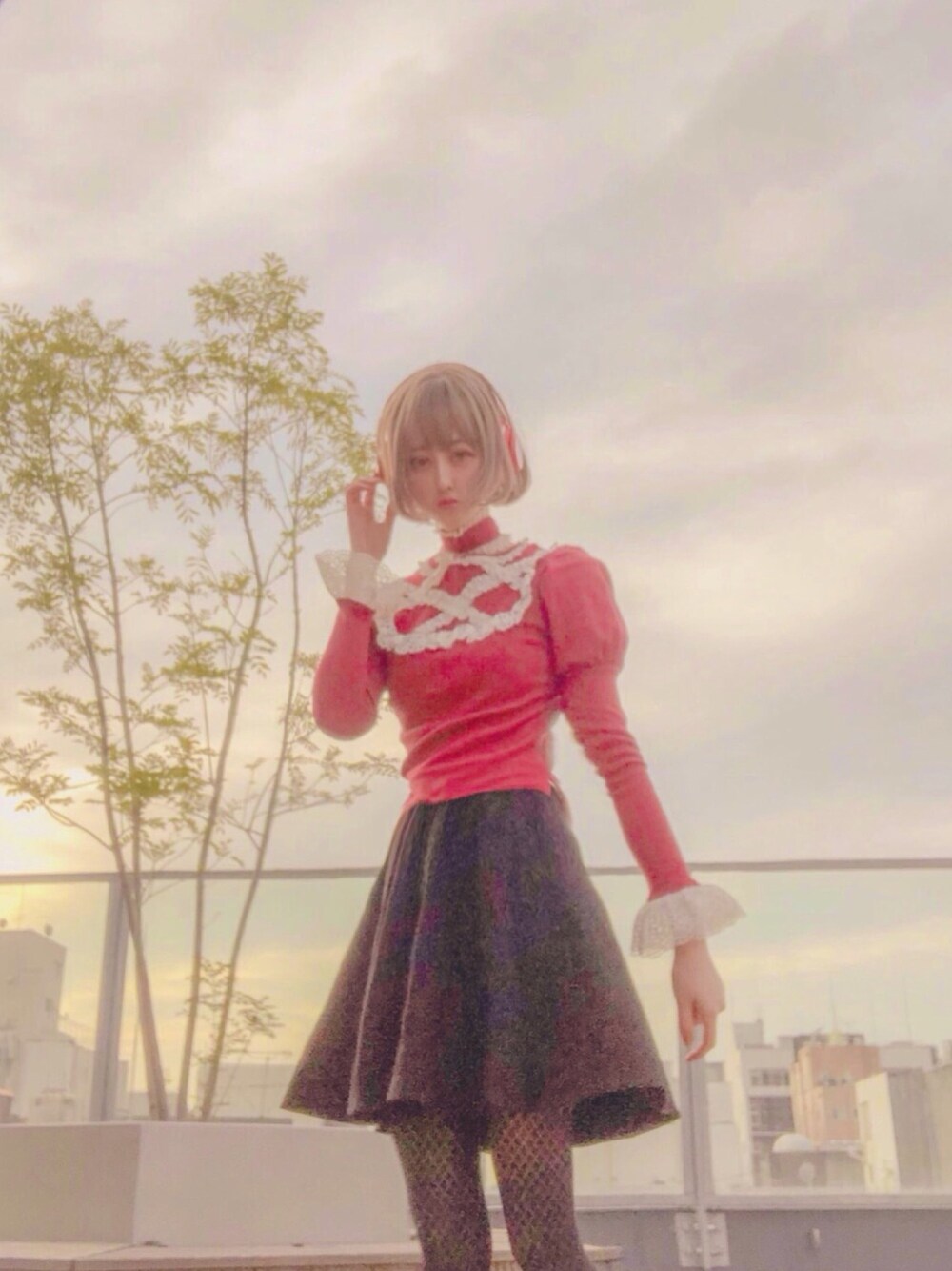 「カジュアルコーデ、カジュアルロリータ、ボルドー、フリル、フリルトップス、ロリィタ、甘め、赤、お洒落さんとつながりたい、休日スタイル」｜「BABY,THE STARS SHINE BRIGHTのアイテム（Tシャツ/カットソー、レッド系）」を使った、NNNNさん（レディース・165cm）の冬コーディネートの1枚目の写真