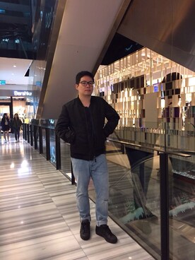 「H&M（エイチ・アンド・エム）のアイテム（デニムパンツ、ブルー系）」を使った、Jimmy Huangさん（メンズ・178cm）の冬コーディネート