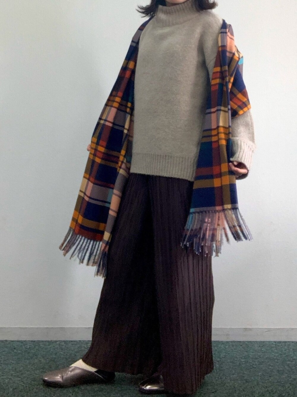 ベージュ系のニット/セーター、ブラウン系のその他パンツ、シルバー系のパンプスを着用したレディースの冬コーディネートの1枚目の写真