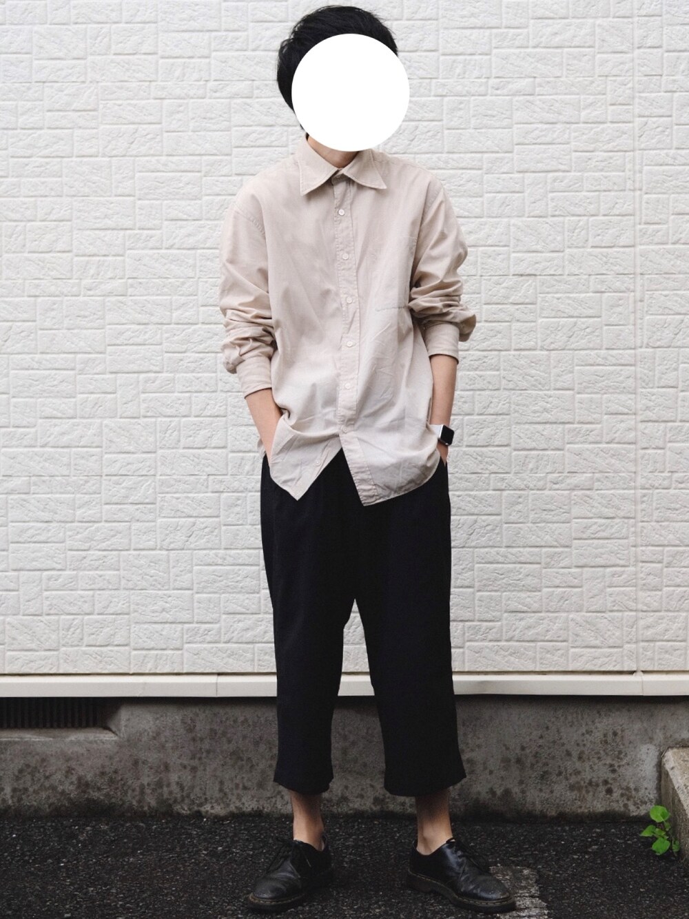 ベージュ系のシャツ/ブラウス、ブラック系のその他パンツ、ブラック系のブーツを着用したメンズの夏コーディネートの1枚目の写真