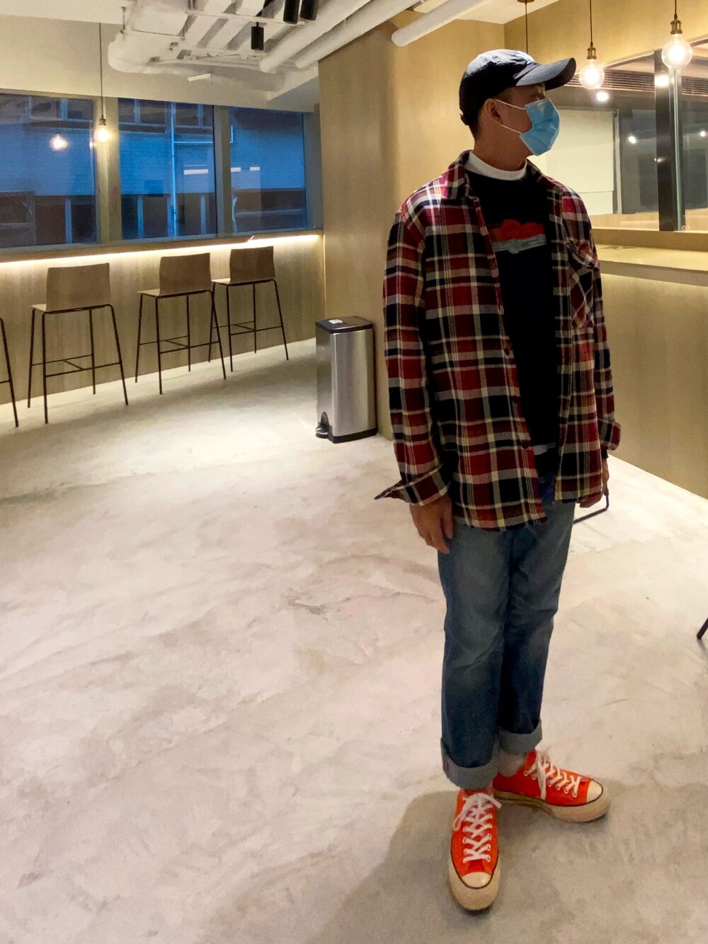 「街頭穿搭、CITYBOY 、Hong Kong、休閒、vintage、casual、converse、UNIQLO、hkboy」｜「VINTAGEのアイテム（その他アウター、レッド系）」を使った、Jacky C.さん（メンズ・171cm）の冬コーディネートの1枚目の写真