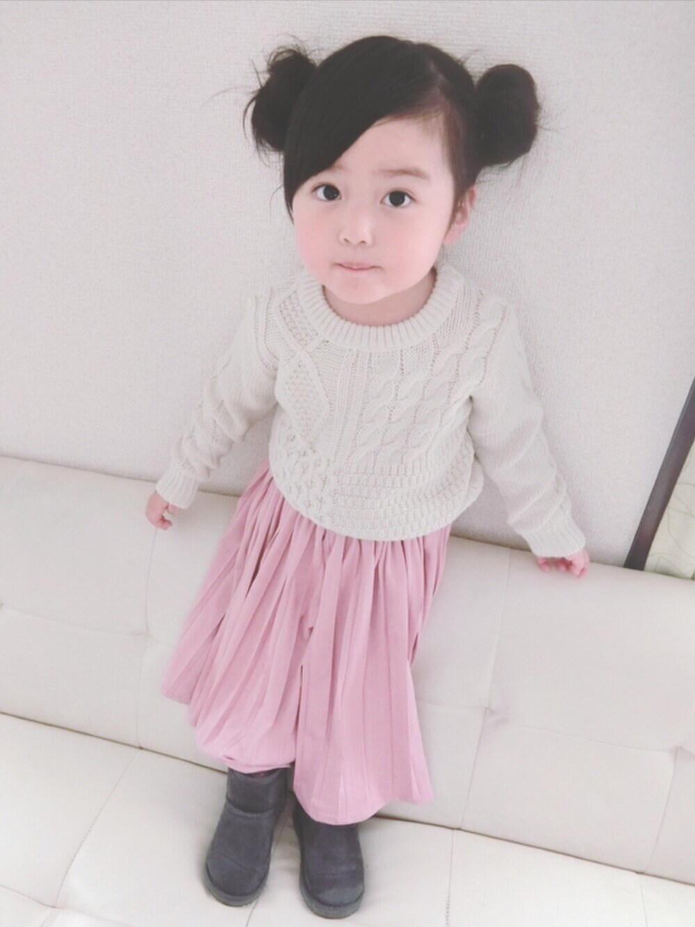 「キッズ、2歳、kids、シンプル、apreslescours、petitmain、chaopanic typy」｜「apres les coursのパッチワーク風ニット（ニット/セーター、ホワイト系）」を使った、mi.ko.ruさん（キッズ・100cm）の冬コーディネートの1枚目の写真