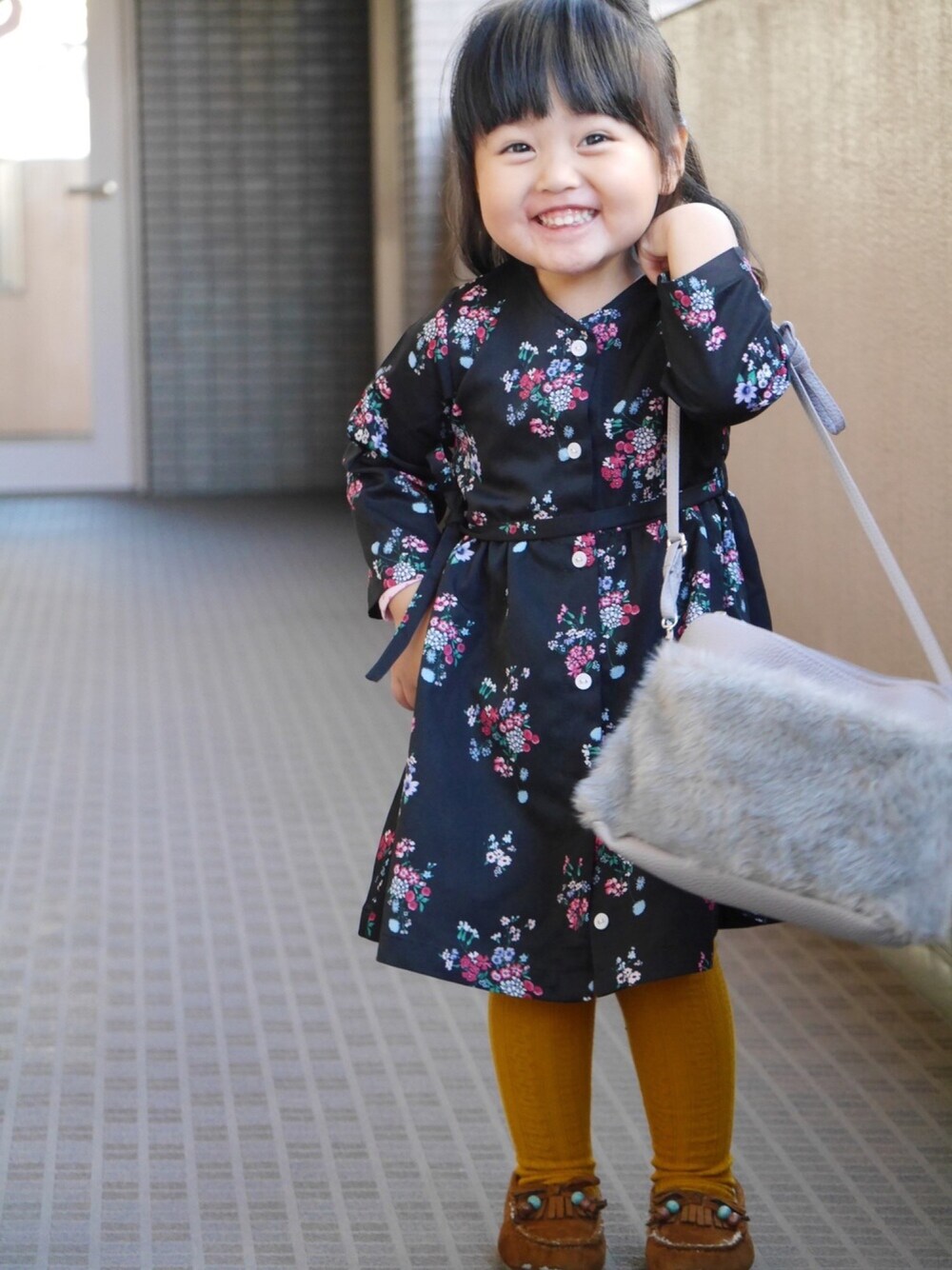 「キッズファッション、女の子、kids、ワンピース、petitmain、apreslescours」｜「petit mainの花柄ワンピース（ワンピース、ブラック系）」を使った、mi.ko.ruさん（キッズ・100cm）の冬コーディネートの1枚目の写真