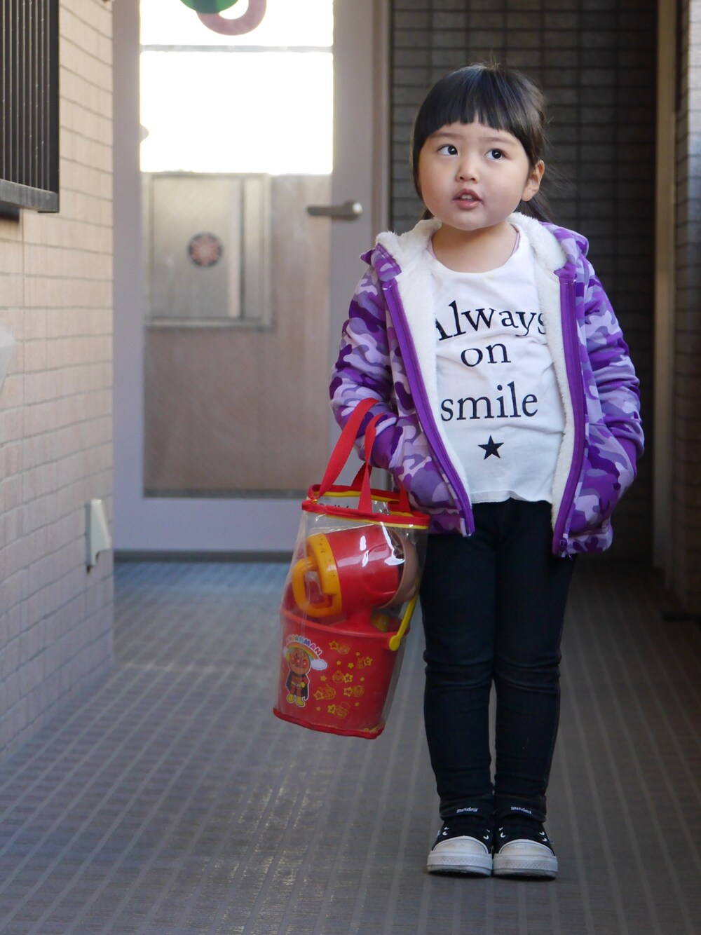 「女の子コーデ、公園スタイル、キッズ時計」｜「petit mainのシンプルロゴ5分袖Tシャツ（Tシャツ/カットソー、ホワイト系）」を使った、mi.ko.ruさん（キッズ・100cm）の冬コーディネートの1枚目の写真