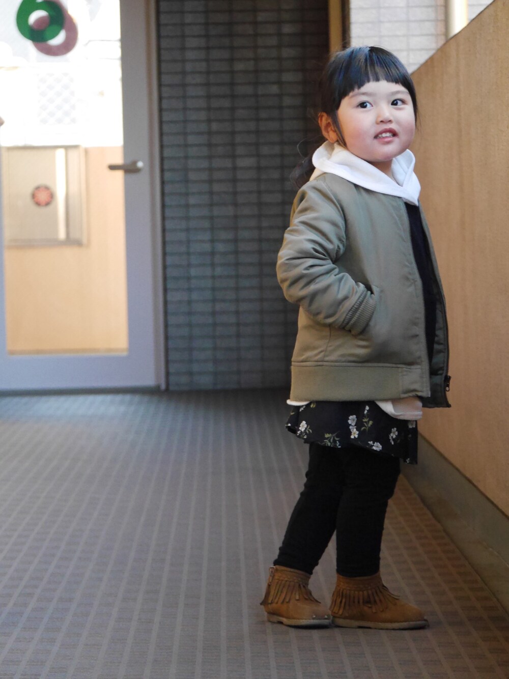 「おんなのこ、キッズコーデ、kids、バレンタイン」｜「petit mainのMA-1ブルゾン（MA-1、グリーン系）」を使った、mi.ko.ruさん（キッズ・100cm）の冬コーディネートの1枚目の写真