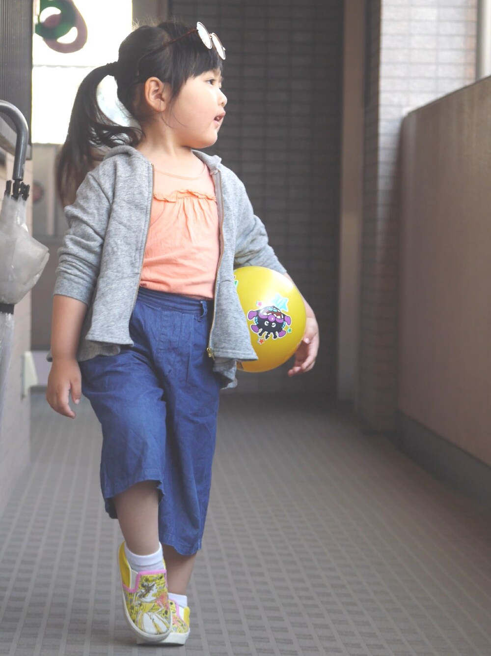 「petit mainの裾ペプラム無地ジップアップパーカー（パーカー、グレー系）」を使った、mi.ko.ruさん（キッズ・100cm）の春コーディネートの1枚目の写真