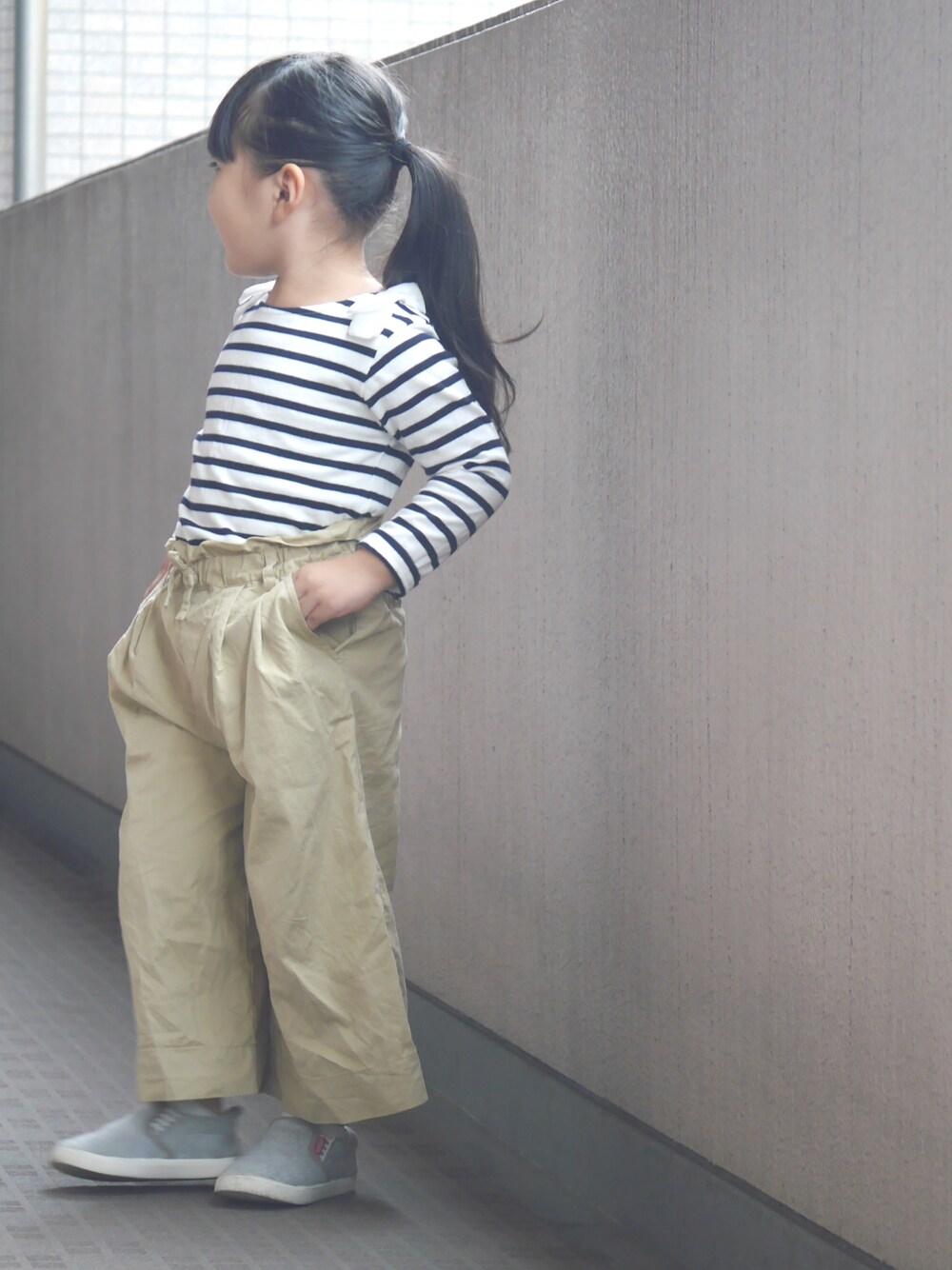 「petitmain」｜「petit mainの肩リボン付き裾スカラップ長袖ボーダーＴシャツ（Tシャツ/カットソー、ホワイト系）」を使った、mi.ko.ruさん（キッズ・100cm）の秋コーディネートの1枚目の写真