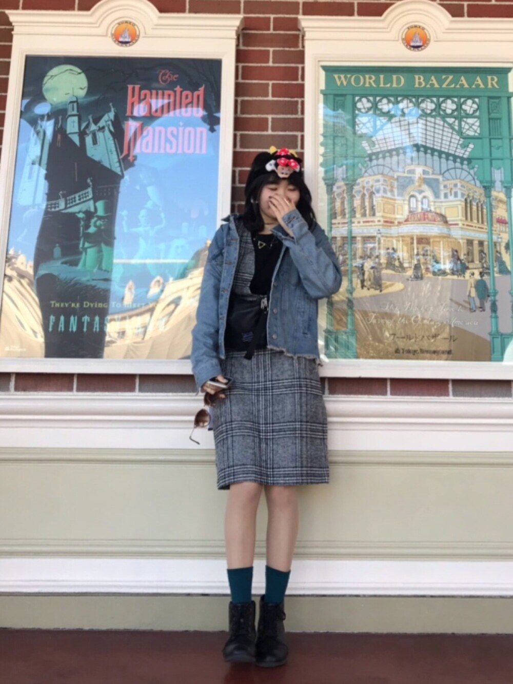 「ディズニーコーデ、ディズニーランド、チェックワンピース、ジーユーコーデ、ジーンズ、秋冬コーデ」｜「GUのアイテム（デニムジャケット、ブルー系）」を使った、hataibuさん（レディース・159cm）の冬コーディネートの1枚目の写真
