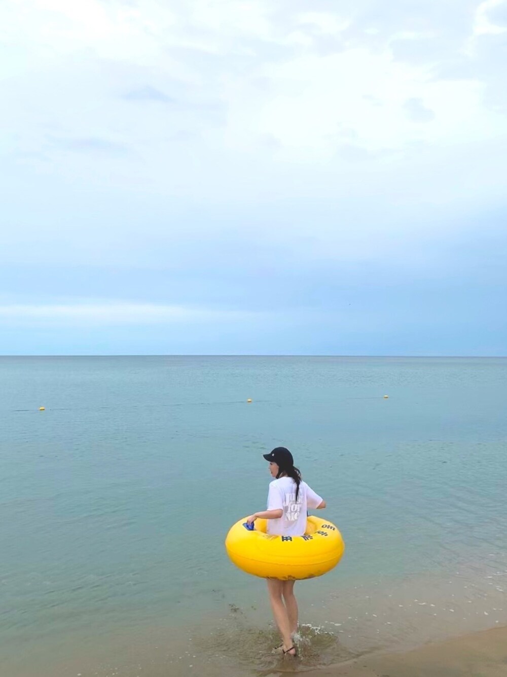 「summer、havaianas、justforme、korea、holiday、ootd、outfit、STYLE、BILLABONG」｜「justformeのアイテム（Tシャツ/カットソー、ホワイト系）」を使った、Hannah🇰🇷さん（レディース・159cm）の夏コーディネートの1枚目の写真