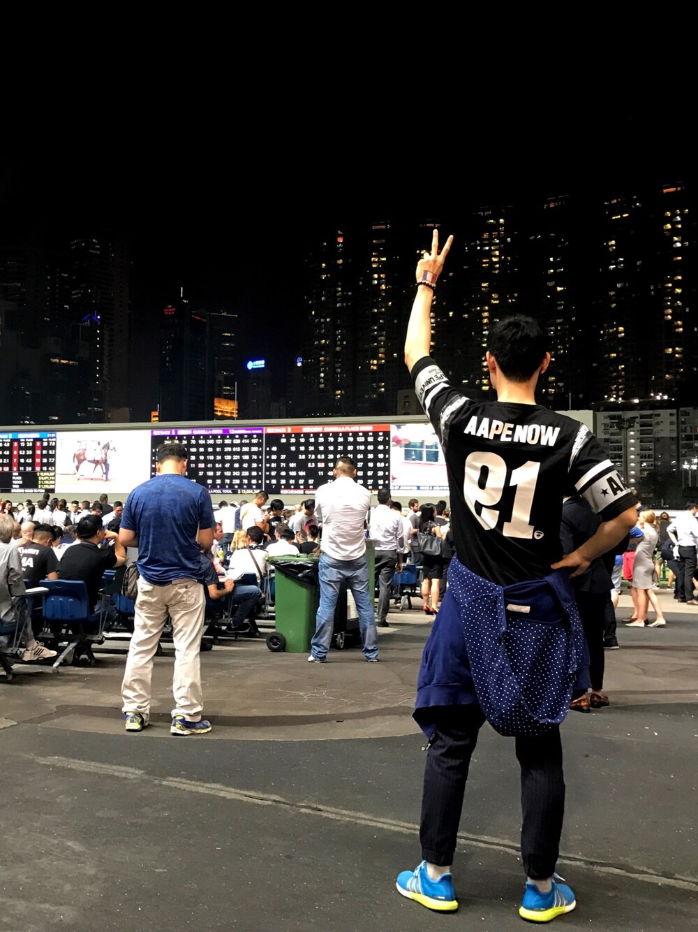 「香港跑马地、休闲、潮流」｜「AAPE BY A BATHING APEのアイテム（Tシャツ/カットソー、ブラック系）」を使った、DanielHsiaoooさん（メンズ・180cm）の秋コーディネートの1枚目の写真