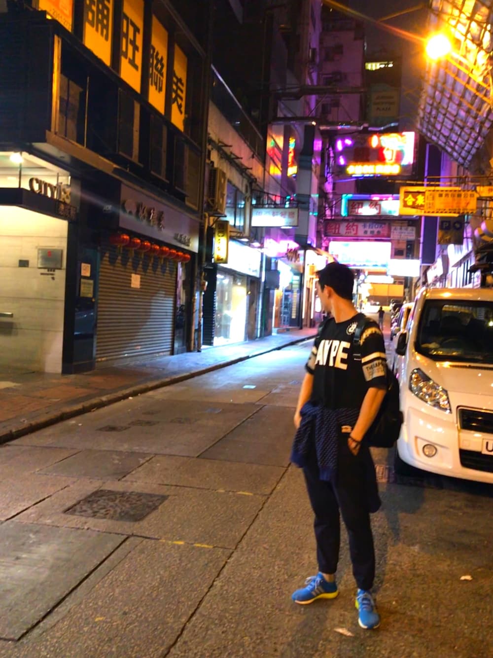 「香港、街拍」｜「AAPE BY A BATHING APEのアイテム（Tシャツ/カットソー、ブラック系）」を使った、DanielHsiaoooさん（メンズ・180cm）の秋コーディネートの1枚目の写真