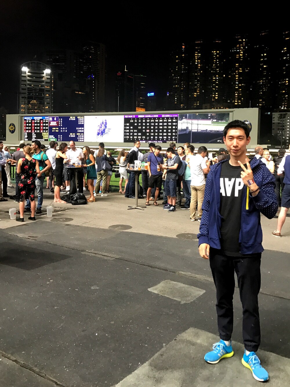 「香港、跑马地、街拍、夜遊び、旅游、逛街、休闲」｜「:CHOCOOLATEのアイテム（ブルゾン、ブルー系）」を使った、DanielHsiaoooさん（メンズ・180cm）の秋コーディネートの1枚目の写真