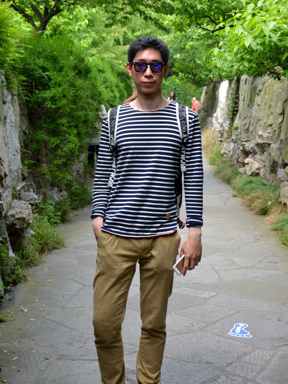「シンプルコーデ、キャップ、秋服、旅行」｜「AMHのアイテム（Tシャツ/カットソー、ブルー系）」を使った、DanielHsiaoooさん（メンズ・180cm）の秋コーディネートの1枚目の写真