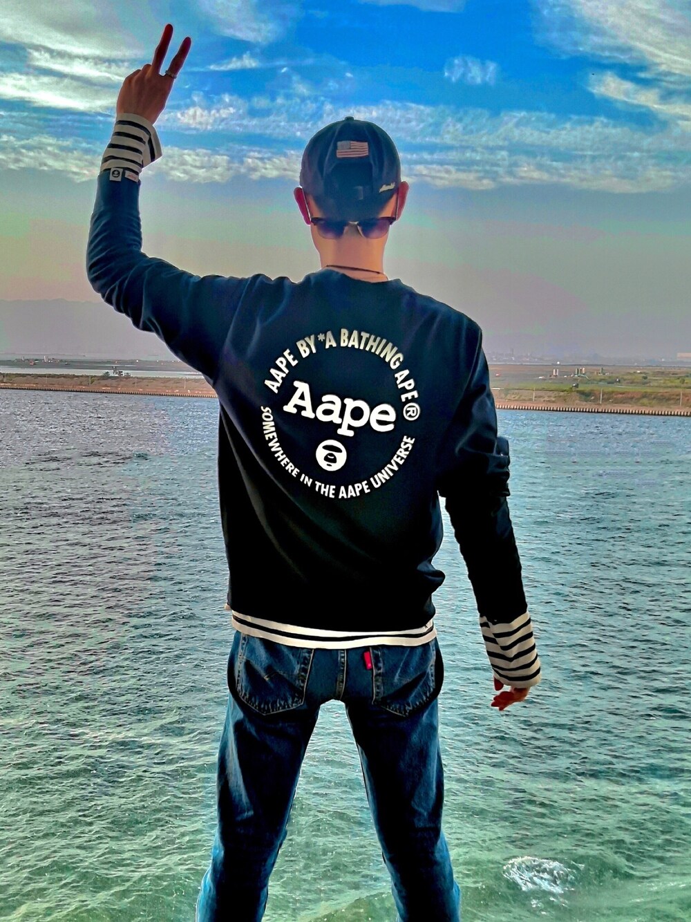 「海、夏、Japan」｜「AAPE BY A BATHING APEのアイテム（Tシャツ/カットソー、ブルー系）」を使った、DanielHsiaoooさん（メンズ・180cm）の夏コーディネートの1枚目の写真