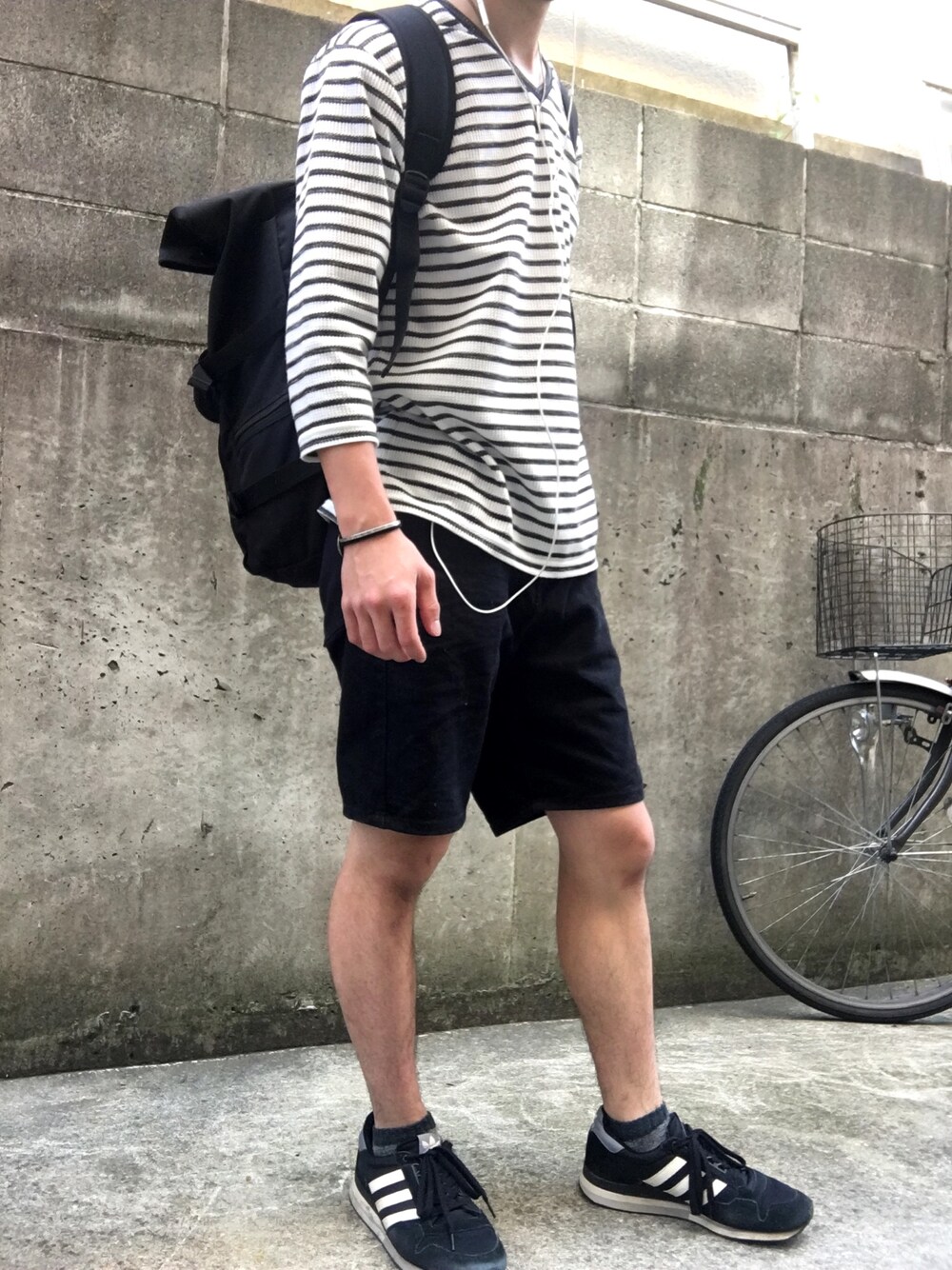 「夏、モノトーン、ショートパンツ、大学生、シンプル、ラフ」｜「AZUL by moussyのCOMFORTワッフルボーダーVN7分袖ビッグT（Tシャツ/カットソー、ホワイト系）」を使った、kazuyaさん（メンズ・175cm）の夏コーディネートの1枚目の写真