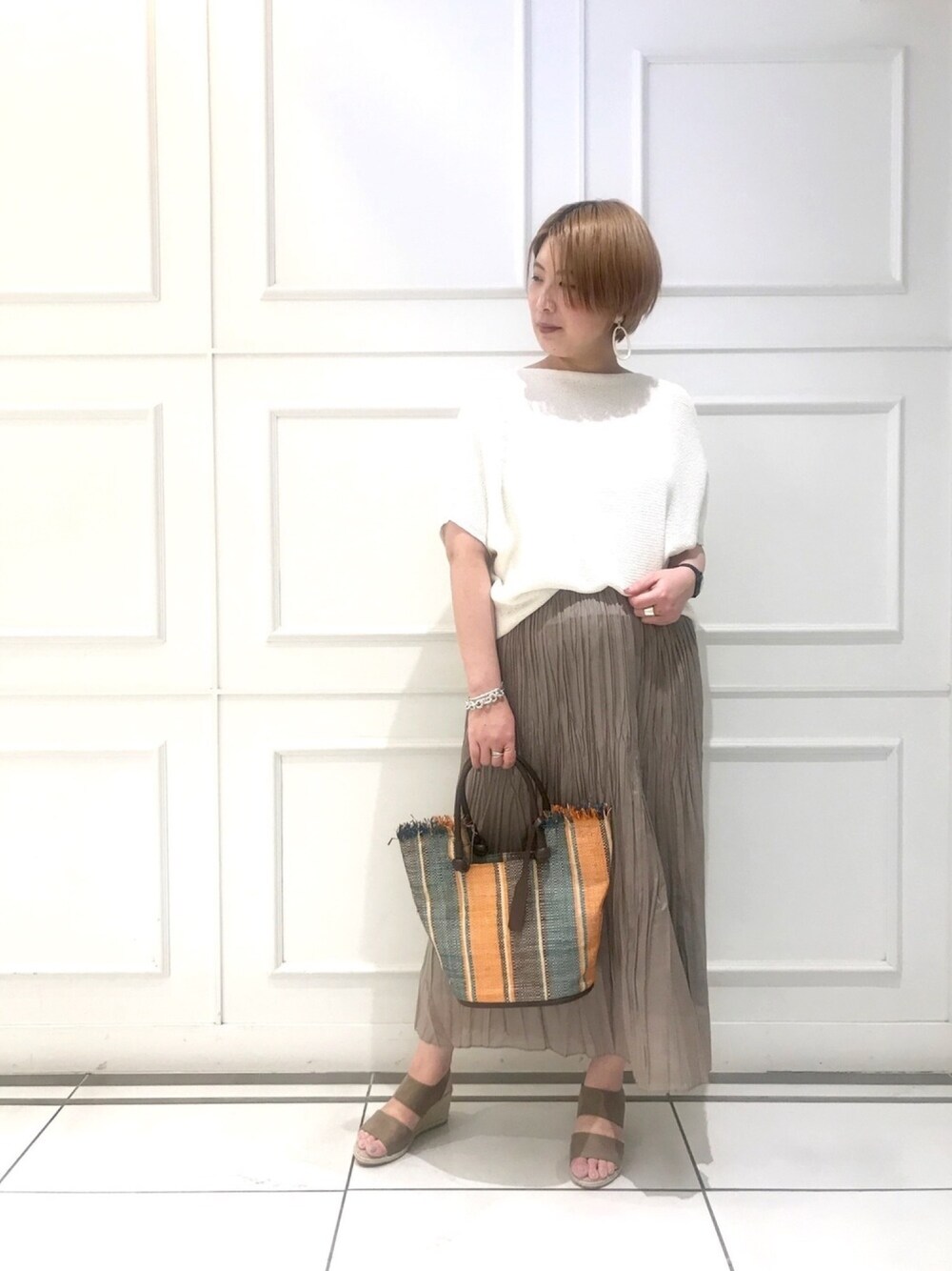 「リラックススタイル、ギャザースカート、マキシスカート、ティアードスカート、サマーニット、おうちファッション、おうちスタイル、リラックスコーデ、サンダル、ママコーデ」｜「Instagramやってます💚のアイテム（その他、ホワイト系）」を使った、maeさん（レディース・165cm）の春コーディネートの1枚目の写真