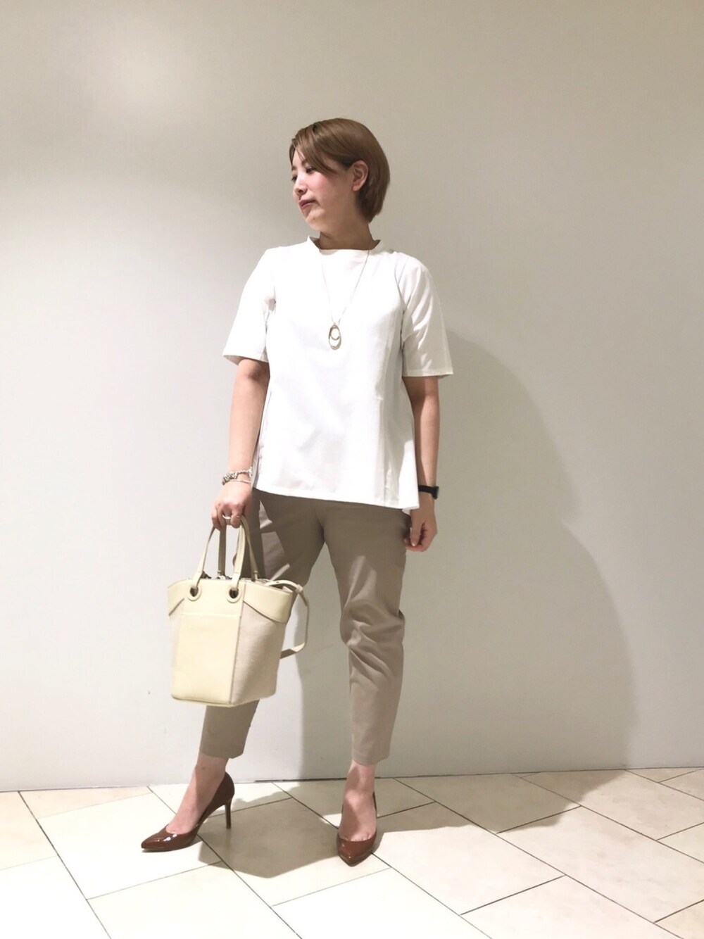 「夏コーデ、通勤コーデ、通勤スタイル、テーパードパンツ、リラックスパンツ、クール、カットソー、Tシャツ、ホワイトコーデ、着回しコーデ」｜「RIVE DROITEのドロストイージーパンツ（その他パンツ、ベージュ系）」を使った、maeさん（レディース・165cm）の春コーディネートの1枚目の写真