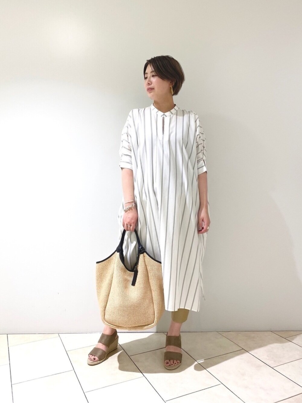 「サテンパンツ、シャツワンピ、ストライプシャツ、楽チンコーデ、ゆるコーデ、ママファッション、通勤コーデ、サンダル、チュニック、夏コーデ」｜「RIVE DROITEのスウェードエスパ（サンダル、ベージュ系）」を使った、maeさん（レディース・165cm）の夏コーディネートの1枚目の写真