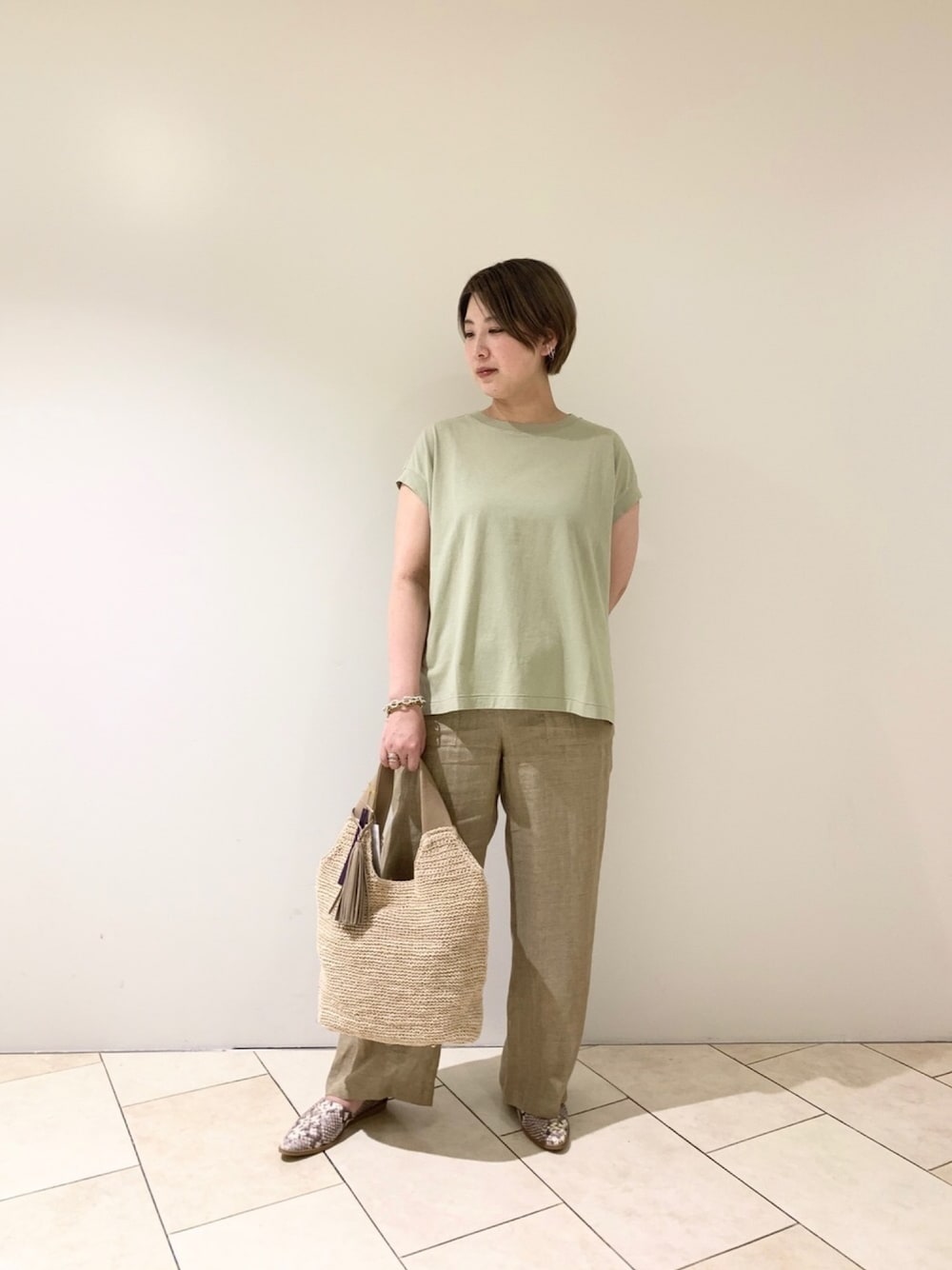 「モスグリーン、グリーン、ミントグリーン、リネンパンツ、Tシャツ、Tシャツコーデ、リラックススタイル、ゆるコーデ、デイリーカジュアル、ワイドパンツ」｜「Instagramやってます💚のアイテム（その他、ホワイト系）」を使った、maeさん（レディース・165cm）の夏コーディネートの1枚目の写真