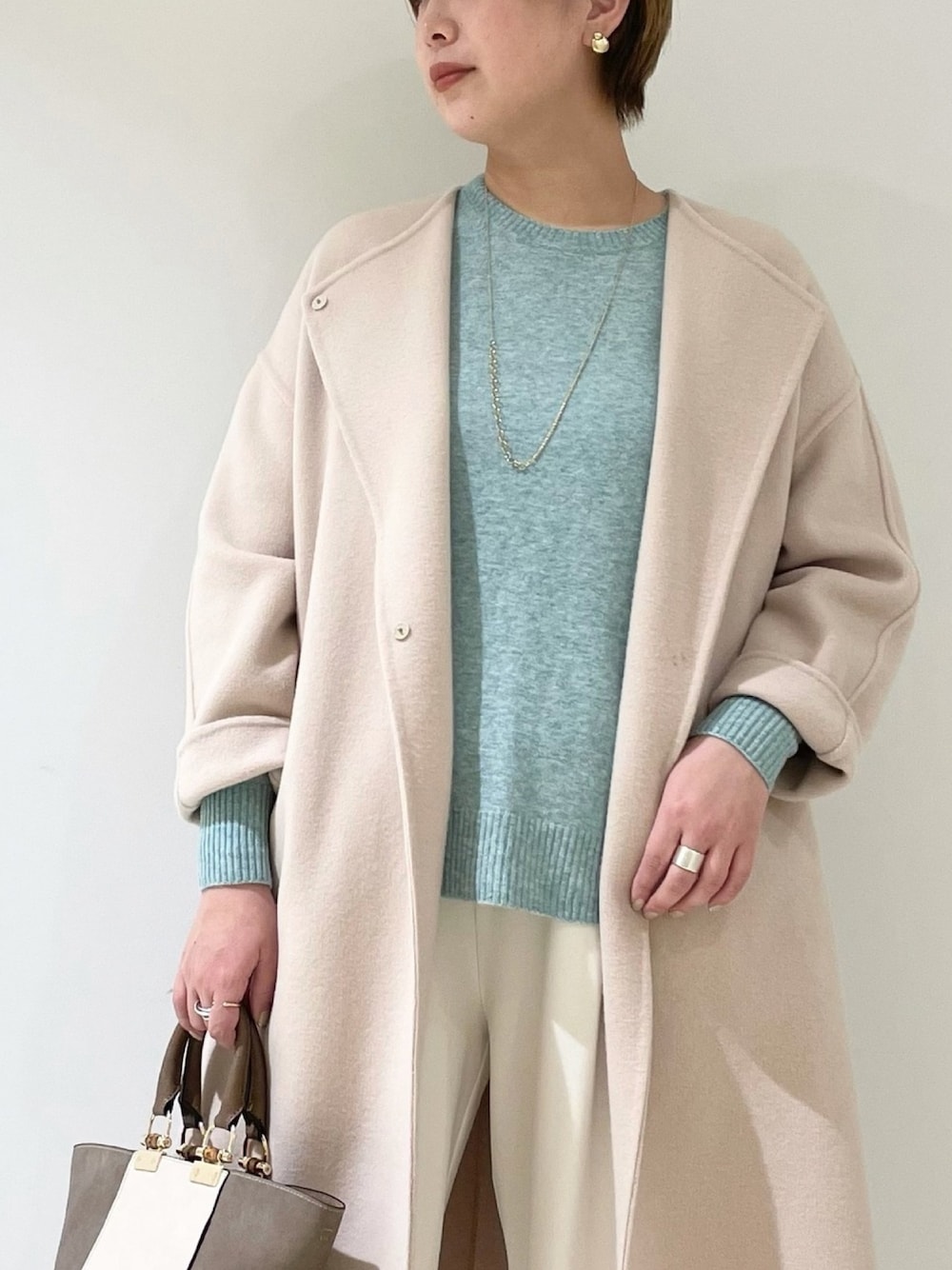 「ベージュコート、ミントグリーン、白パンツ、ロングコート、ミント、カラーニット、春コーデ、パンツコーデ、きれいめカジュアル、お洒落さんとつながりたい」｜「RIVE DROITEの美しい色合いが魅力　ラクーン10％チュニックニット　（無地）（ニット/セーター、グリーン系）」を使った、maeさん（レディース・165cm）の冬コーディネートの1枚目の写真