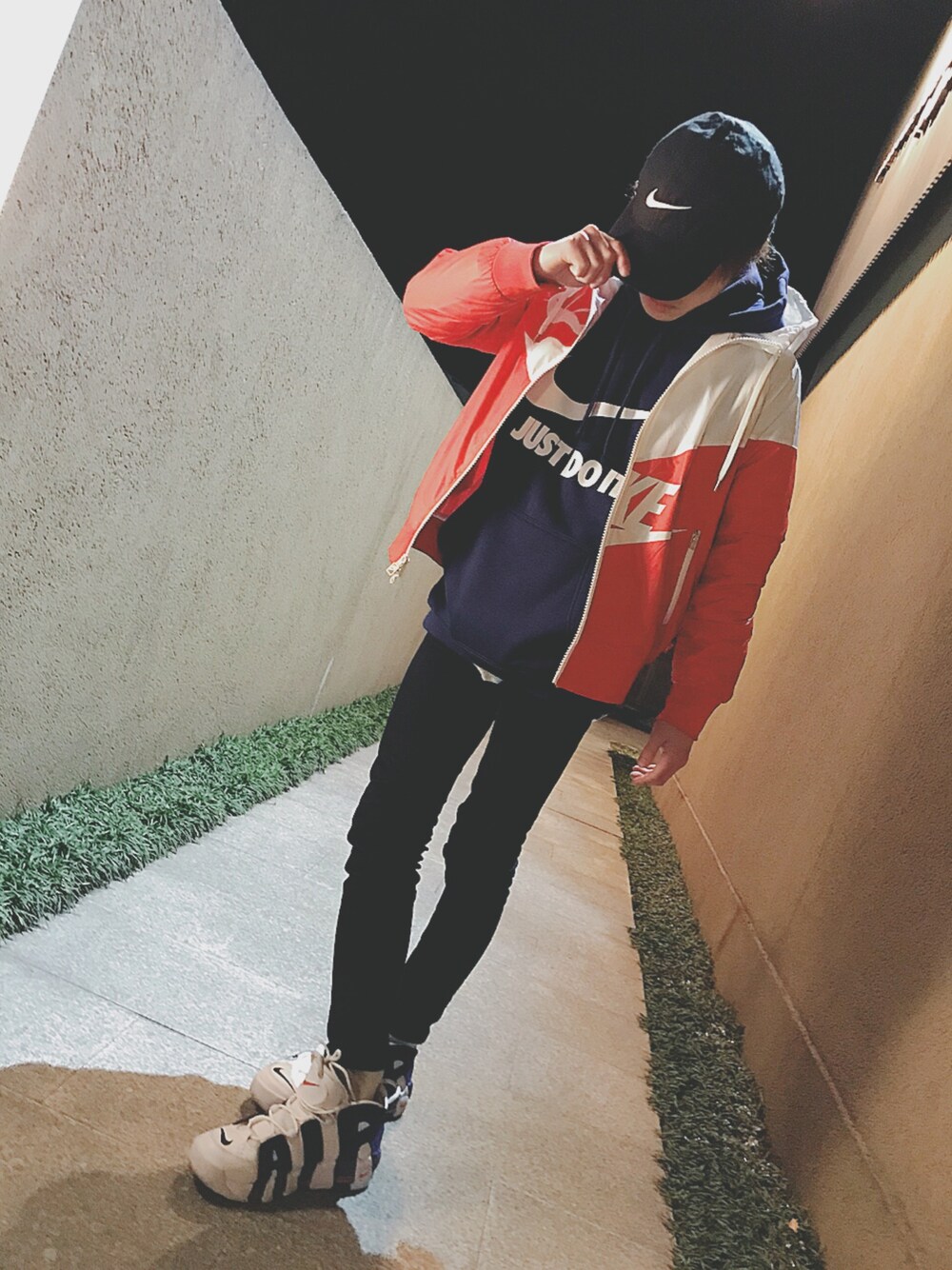 「ストリート、スキニー、NIKE、キャップ、アウター、モアテン、moreuptempo、ナイキ、ナイキスニーカー、nikeコーデ」｜「NIKEのアイテム（スニーカー、ホワイト系）」を使った、かずきちさん（メンズ・165cm）の冬コーディネートの1枚目の写真