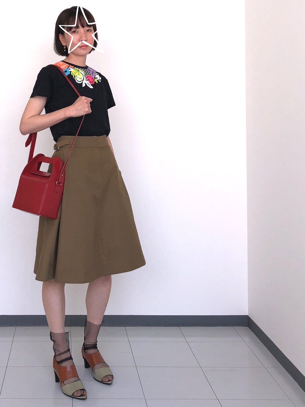 「夏日、半袖Ｔシャツ、スカート、マルニ、大人カジュアル、チュールソックス、マルタンマルジェラ、さしいろ、素足、赤いバッグ」｜「Christopher Kaneのアイテム（Tシャツ/カットソー、ブラック系）」を使った、fusakoさん（レディース・163cm）の春コーディネートの1枚目の写真