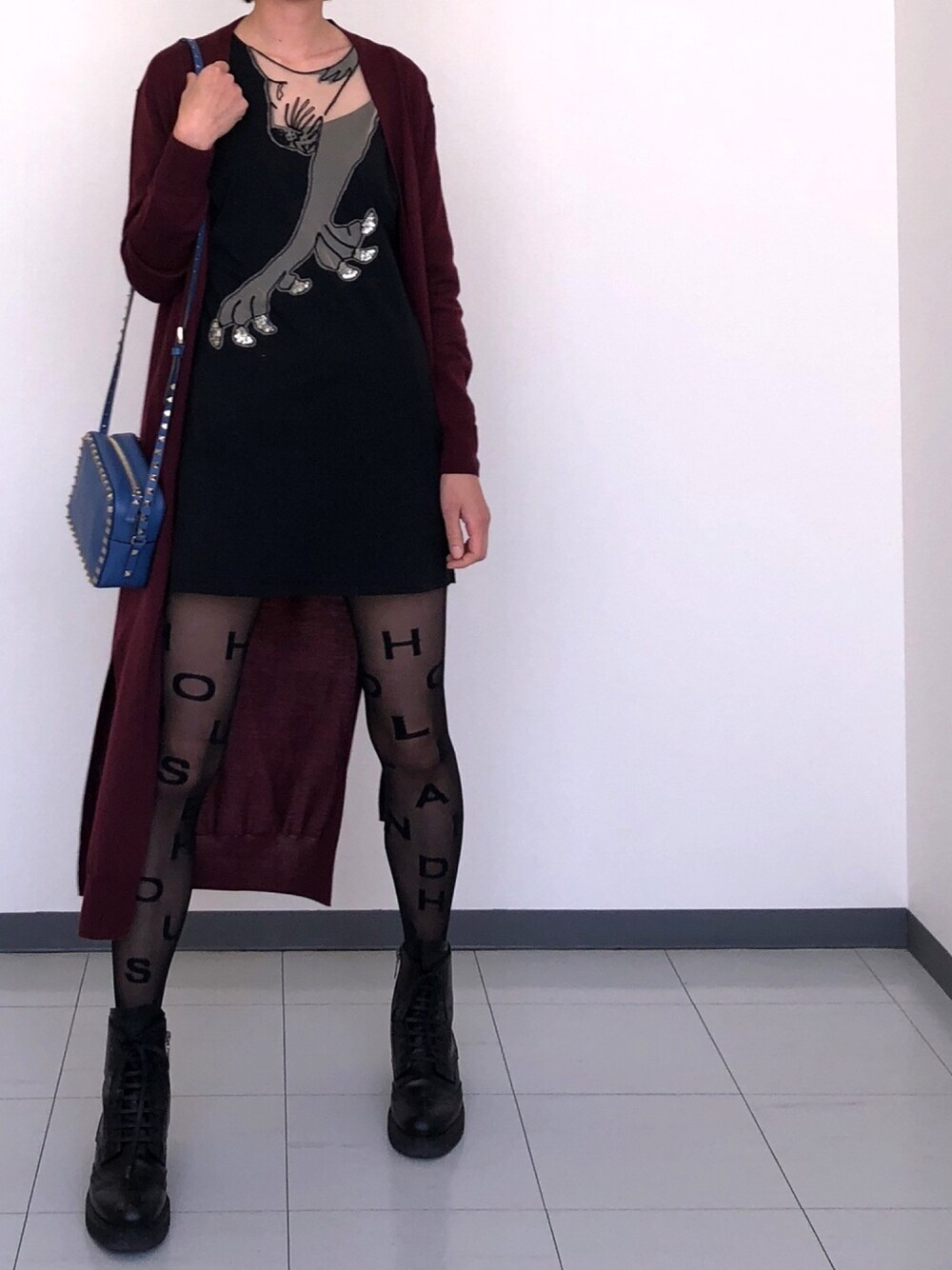 「柄タイツ、ケイトモス、ミニワンピ、ロングカーディガン、スタッズ、TOPSHOP、ブーツ、ドレステリア、プラダ」｜「DRESSTERIORのVICTORIA ウールロングカーディガン（カーディガン/ボレロ、レッド系）」を使った、fusakoさん（レディース・163cm）の春コーディネートの1枚目の写真