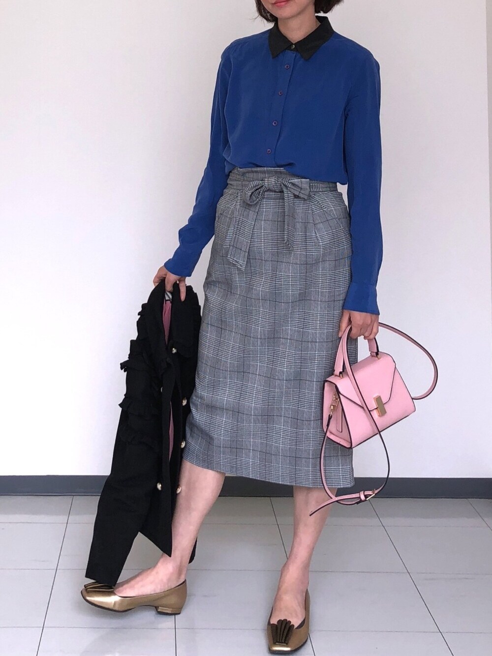 「大人コーデ、プチプラ、チェックスカート、フォーエバー21、シルク、パンプス、エキプモン、ラクチンコーデ」｜「EQUIPMENTのアイテム（シャツ/ブラウス、ブルー系）」を使った、fusakoさん（レディース・163cm）の春コーディネートの1枚目の写真