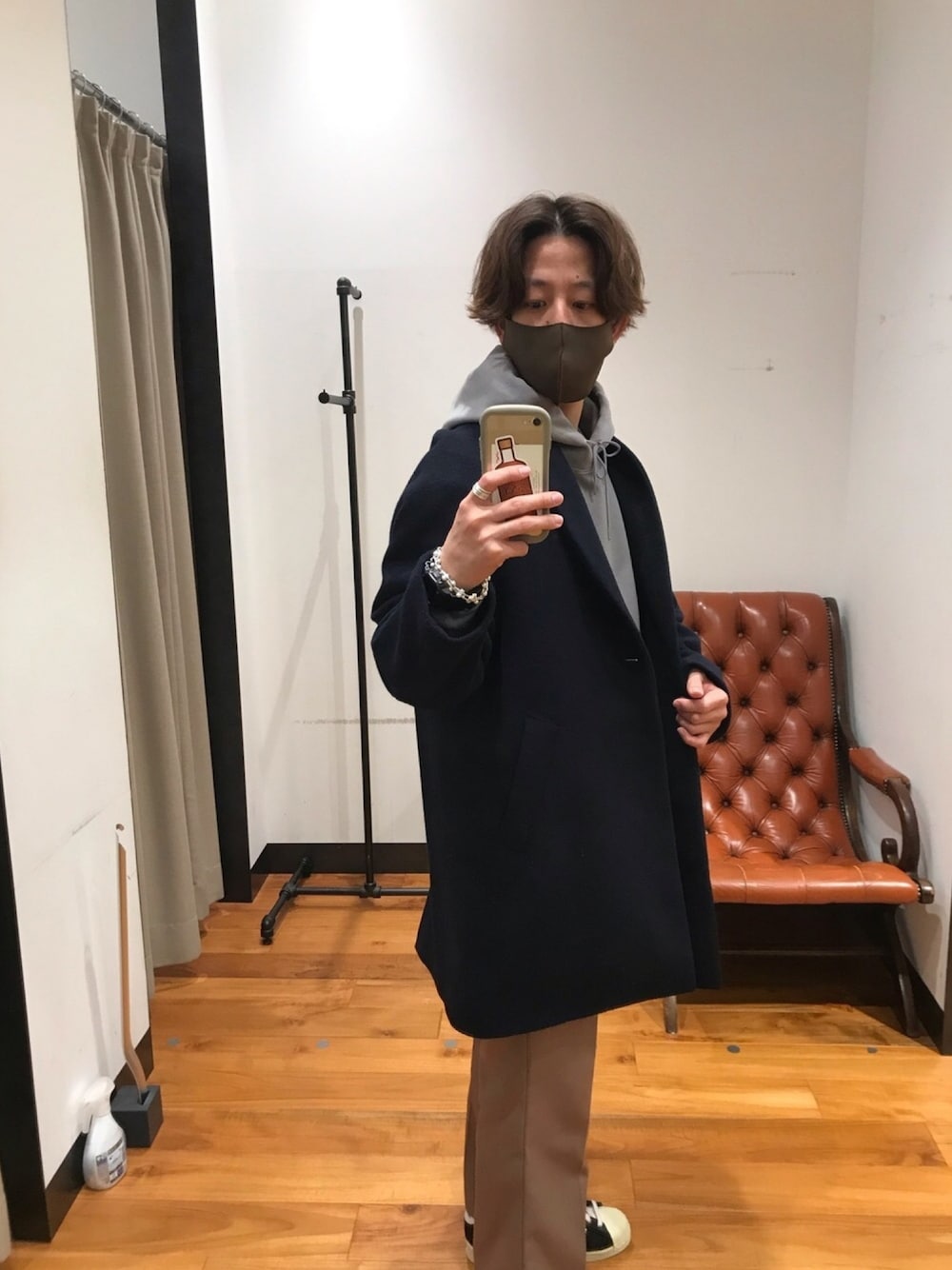 ブルー系のその他アウター、グレー系のパーカー、ホワイト系のスニーカーを着用したメンズの冬コーディネートの1枚目の写真