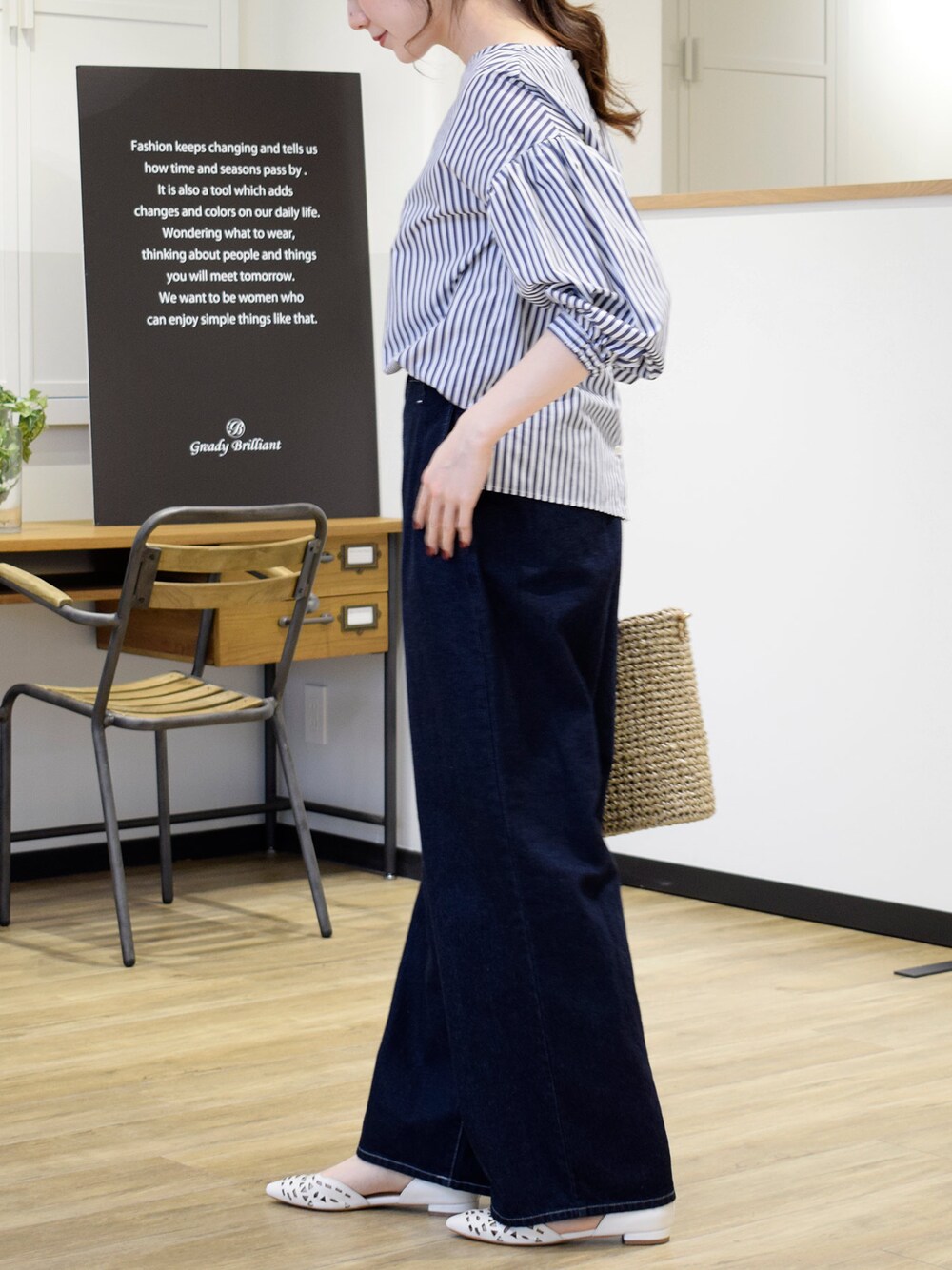 ブルー系のデニムパンツ、シルバー系のパンプスを着用したレディースの冬コーディネートの1枚目の写真
