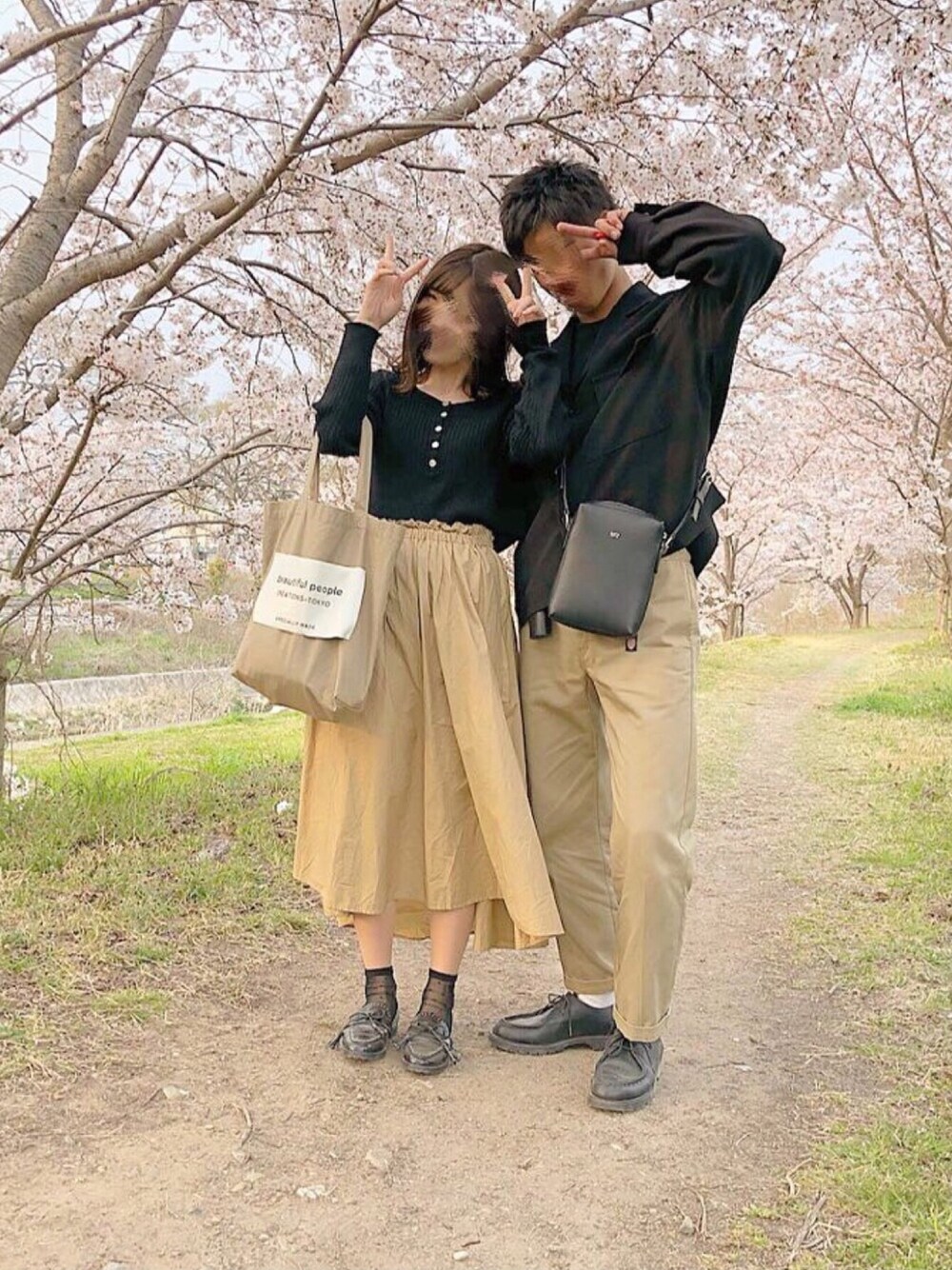 「お花見、カップル、カップルコーデ、リンクコーデ、シミラールック、春コーデ、革靴、いいね、save、フォローお願いします🤑、いいね返し、フォローお願いします」｜「HAREのデザインブルゾン(HARE)（ブルゾン、ブラック系）」を使った、ｔｏｍｏｋｉさん（メンズ・177cm）の春コーディネートの1枚目の写真
