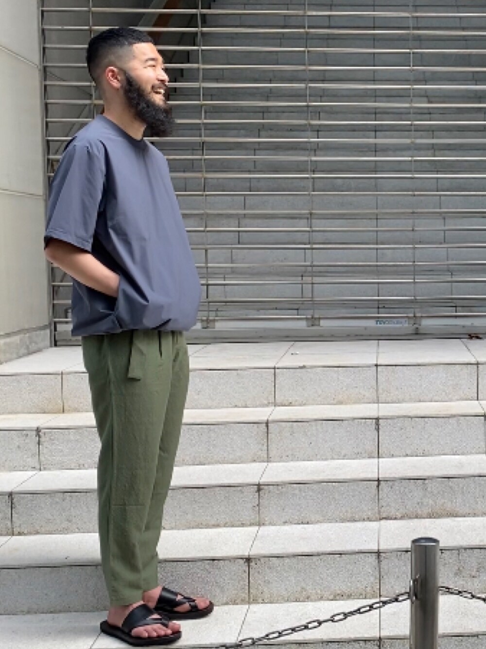 「Scyeのアイテム（Tシャツ/カットソー、ブルー系）」を使った、libraryさん（メンズ・170cm）の春コーディネートの1枚目の写真