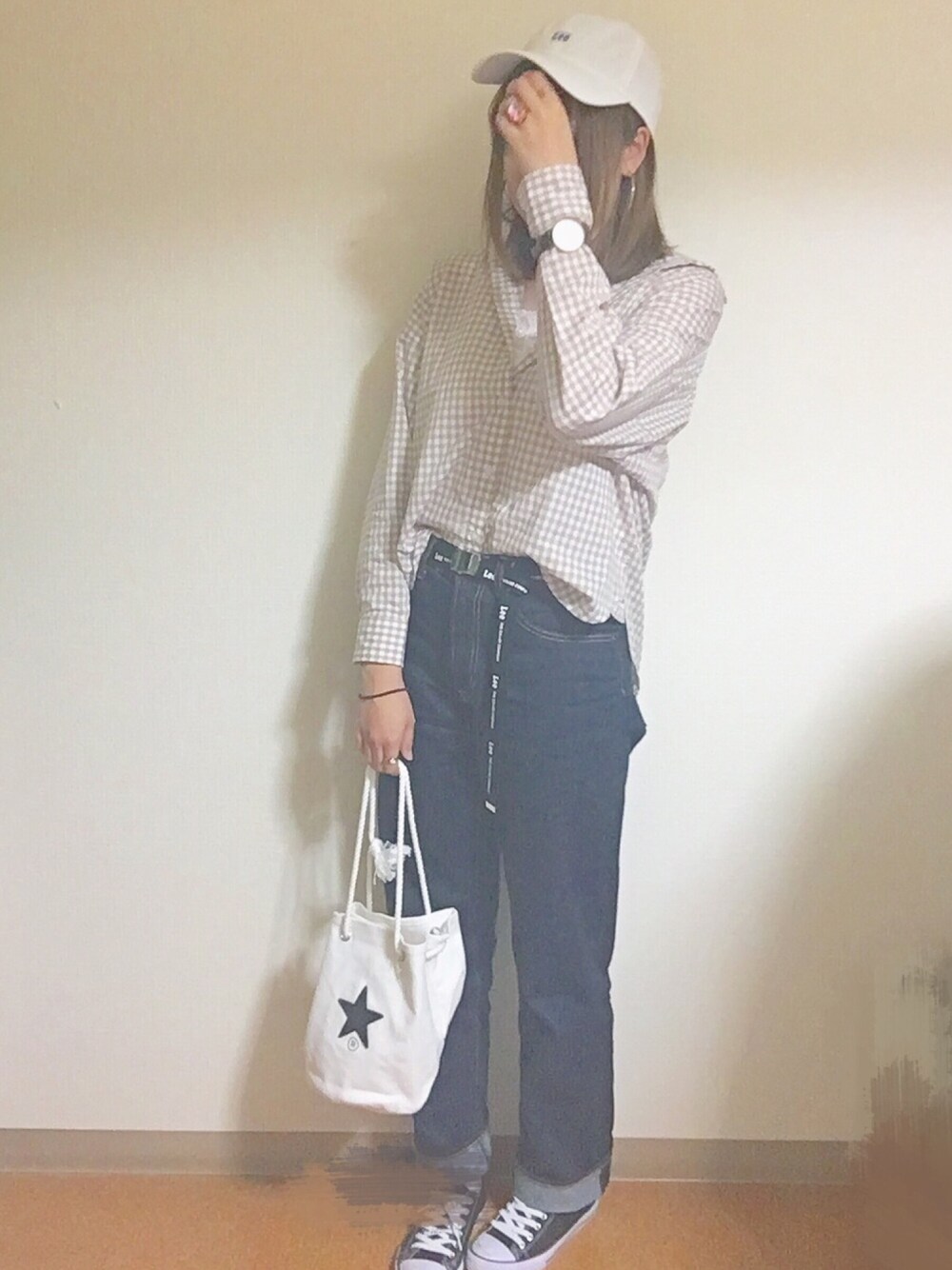 「カジュアル、春コーデ、デニム、シャツスタイル、キャップ、LEE、スニーカー」｜「Leeの【Lee】 LOW CAP COTTON TWILL/【リー】 ロウ キャップ コットン ツイル オーバーライド（キャップ、ホワイト系）」を使った、あおいさん（レディース・166cm）の春コーディネートの1枚目の写真