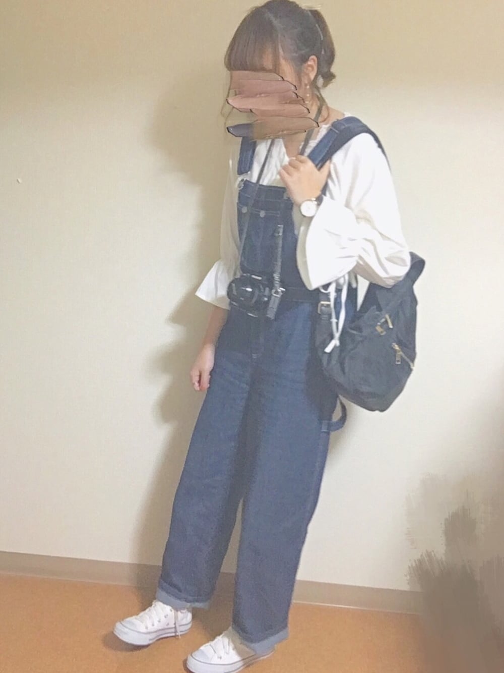 「オーバーオール、ブラウス、コンバース、お花見、カメラ、ポニーテール、リュック、GRL、平成最後のWEARISTAセンバツ」｜「SHOPLISTのアイテム（サロペット/オーバーオール、ブルー系）」を使った、あおいさん（レディース・166cm）の春コーディネートの1枚目の写真
