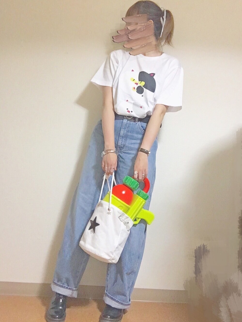 「春コーデ、スプラトゥーン、ユニクロ、UNIQLO、デニム、ポニーテール、ジャッジくん、ホワイト」｜「UNIQLOのアイテム（Tシャツ/カットソー、ホワイト系）」を使った、あおいさん（レディース・166cm）の春コーディネートの1枚目の写真