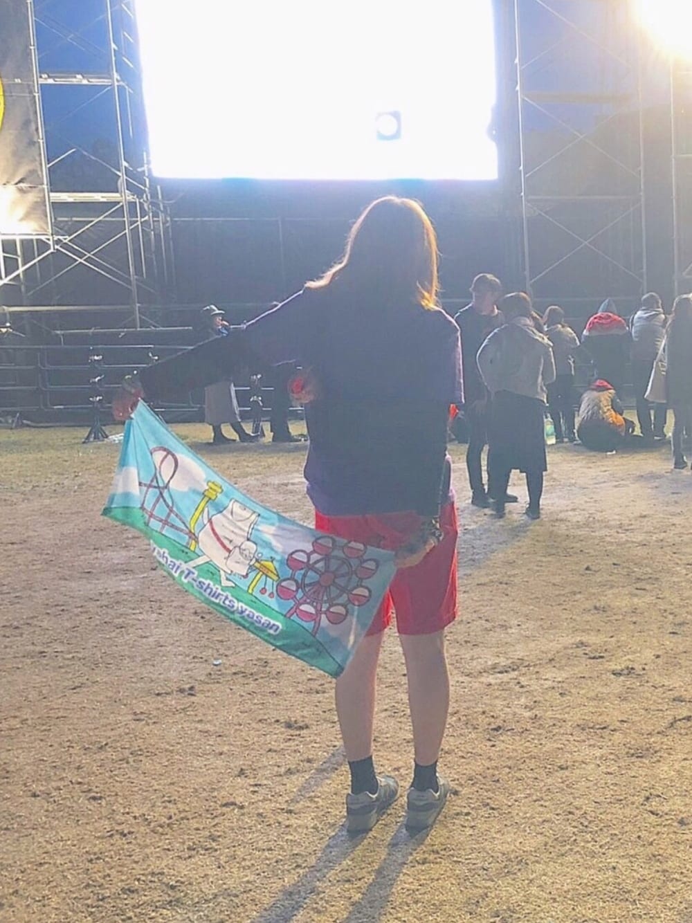 「夏フェス、04 Limited Sazabys、ヤバイTシャツ屋さん、SiM」｜「荒吐のアイテム（Tシャツ/カットソー、パープル系）」を使った、あおいさん（レディース・166cm）の春コーディネートの1枚目の写真