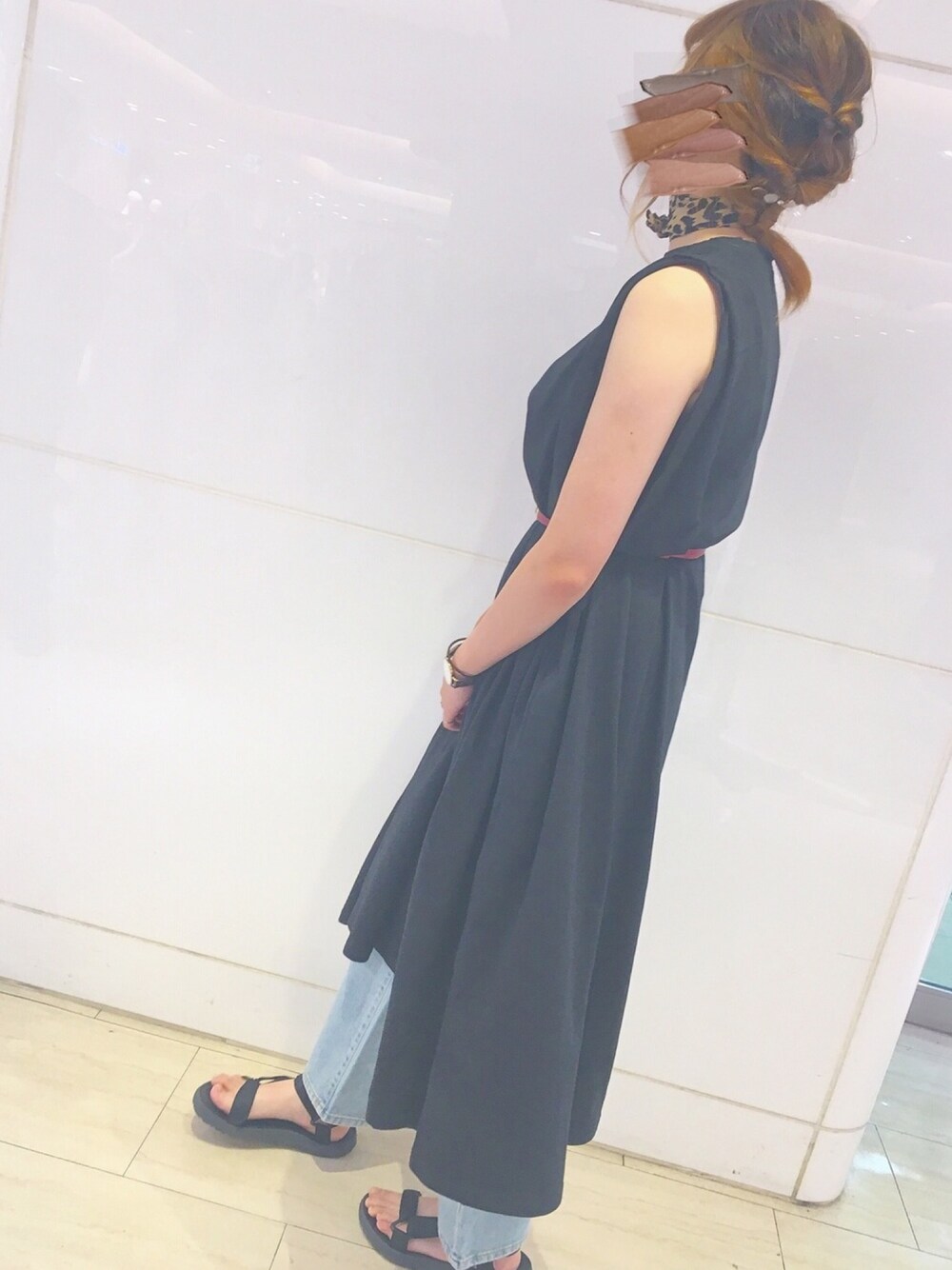 「大人カジュアル、ワンピース、デニム、ゆるコーデ、chocomee、高身長女子、サンダル」｜「WEGOのWEGO/スカーフ（バンダナ/スカーフ、ベージュ系）」を使った、あおいさん（レディース・166cm）の夏コーディネートの1枚目の写真