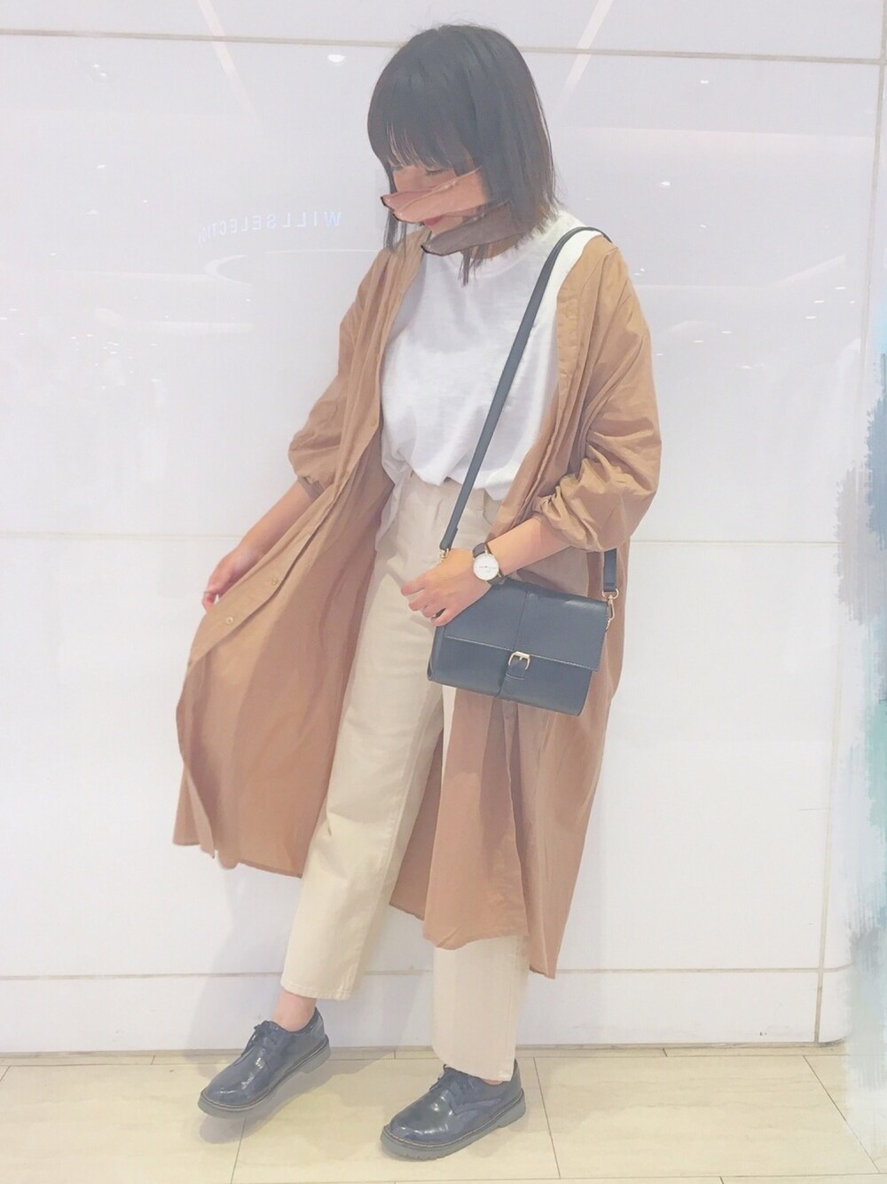 「chocomee、ガウン、ブラウン、タンクトップ、デニムパンツ、ホワイト、ワントーンコーデ、高身長女子」｜「chocomeeのアイテム（タンクトップ、ホワイト系）」を使った、あおいさん（レディース・166cm）の夏コーディネートの1枚目の写真