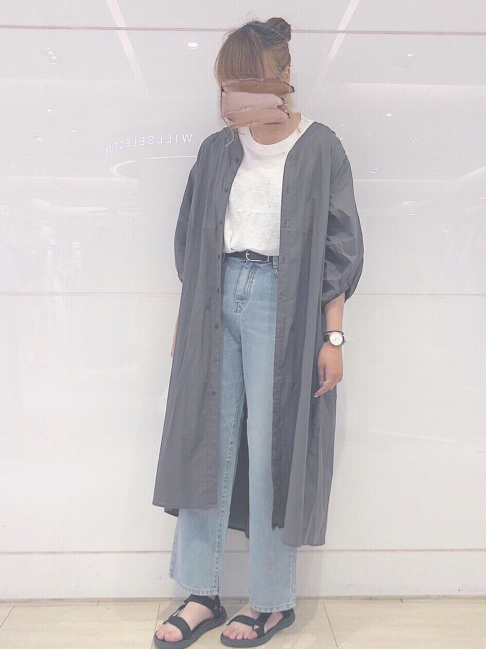 「シンプル、ガウン、デニム、タンクトップ、chocomee、スポサン、サンダル、おだんごヘアー」｜「apres jourの【apresjour × ARIAZ】ジグザグパールピアス（ピアス（両耳用）、ゴールド系）」を使った、あおいさん（レディース・166cm）の夏コーディネートの1枚目の写真