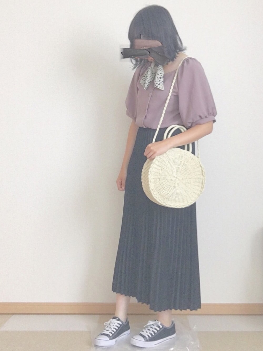 「シンプル、GRL、apresjour、ブラウス、プリーツスカート、スニーカー、かごバッグ、スカーフ、chocomee」｜「apres jourのダルメシアン柄スカーフ付きスコッチボタンブラウス【ZOZOTOWN限定アイテム】（シャツ/ブラウス、ブラウン系）」を使った、あおいさん（レディース・165cm）の夏コーディネートの1枚目の写真