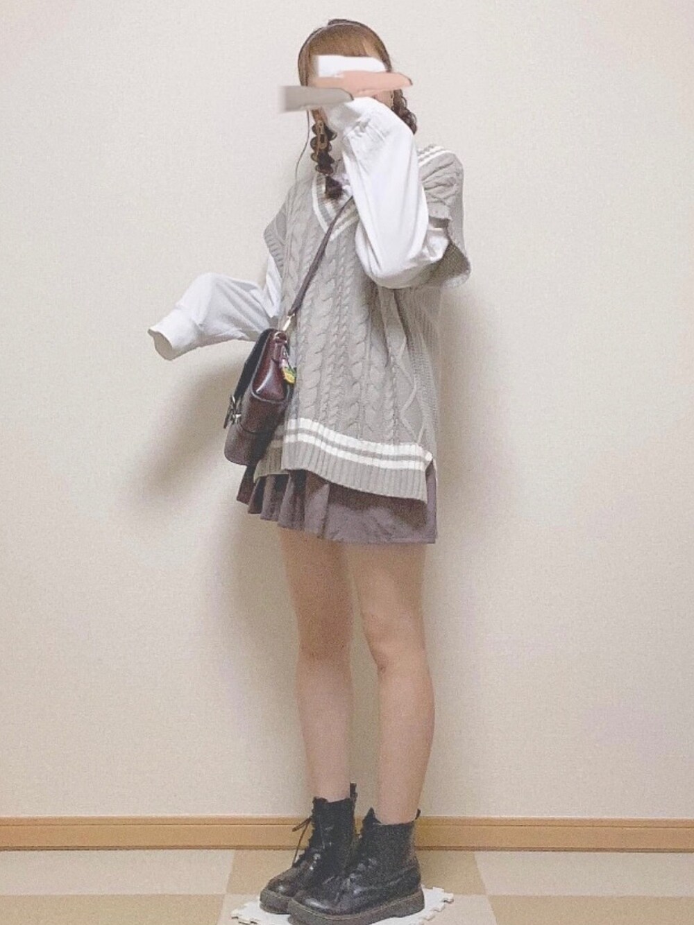 「しまむら、GU、chocomee、apresjour、プチプラ、ベスト、プリーツスカート、秋のコーデ、オーバーサイズ、レースアップシューズ」｜「しまむらのアイテム（ベスト、ベージュ系）」を使った、あおいさん（レディース・166cm）の秋コーディネートの1枚目の写真