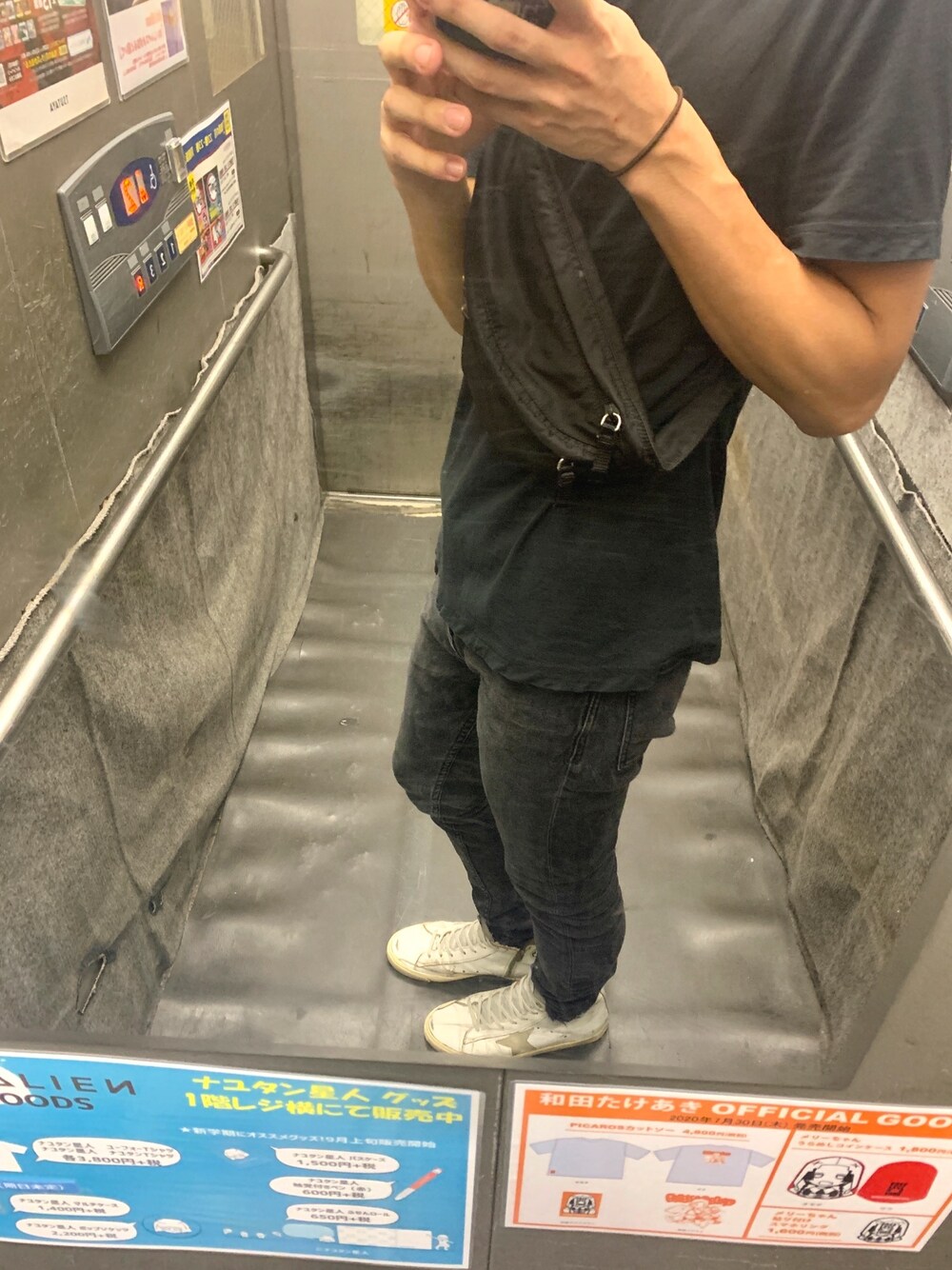 「ootd、PRADA、Saint Laurent、GOLDEN GOOSE」｜「PRADAのPrada Nylon Belt Bag（メッセンジャーバッグ、ブラック系）」を使った、あキひろさん（メンズ・174cm）の秋コーディネートの1枚目の写真