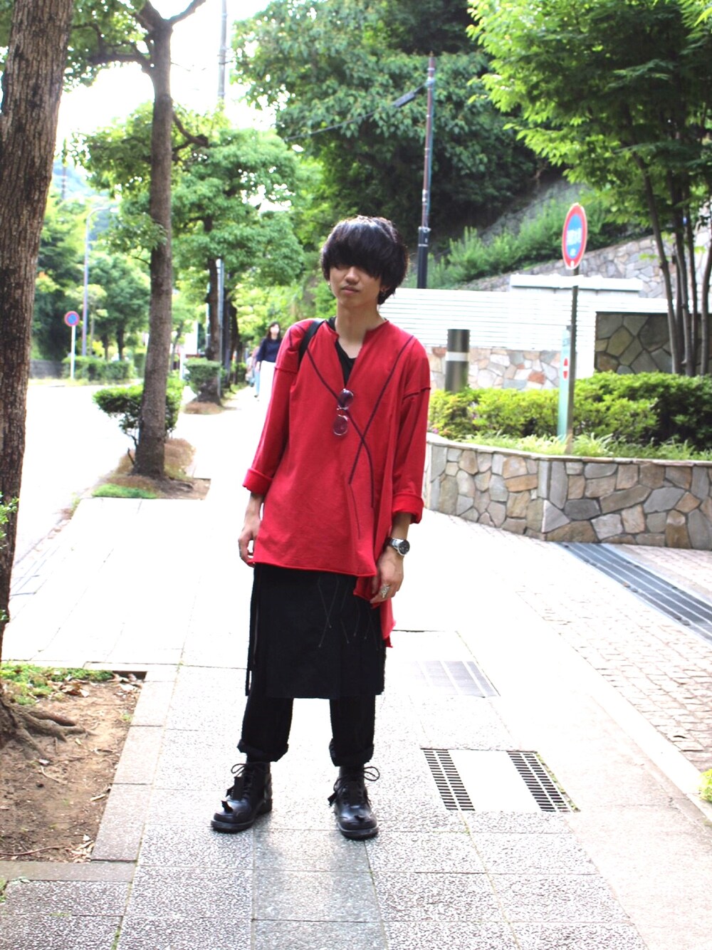「casual、黒、outfit、ブラック、モード、sulvam、summer」｜「sulvamのアイテム（トップス、レッド系）」を使った、ZKさん（メンズ・171cm）の夏コーディネートの1枚目の写真