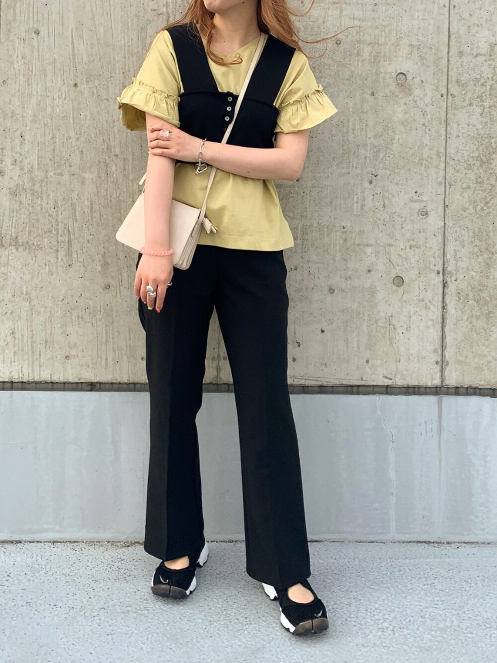 ブラック系のその他パンツ、グリーン系のTシャツ/カットソー、ブラック系のベストを着用したレディースの夏コーディネートの1枚目の写真