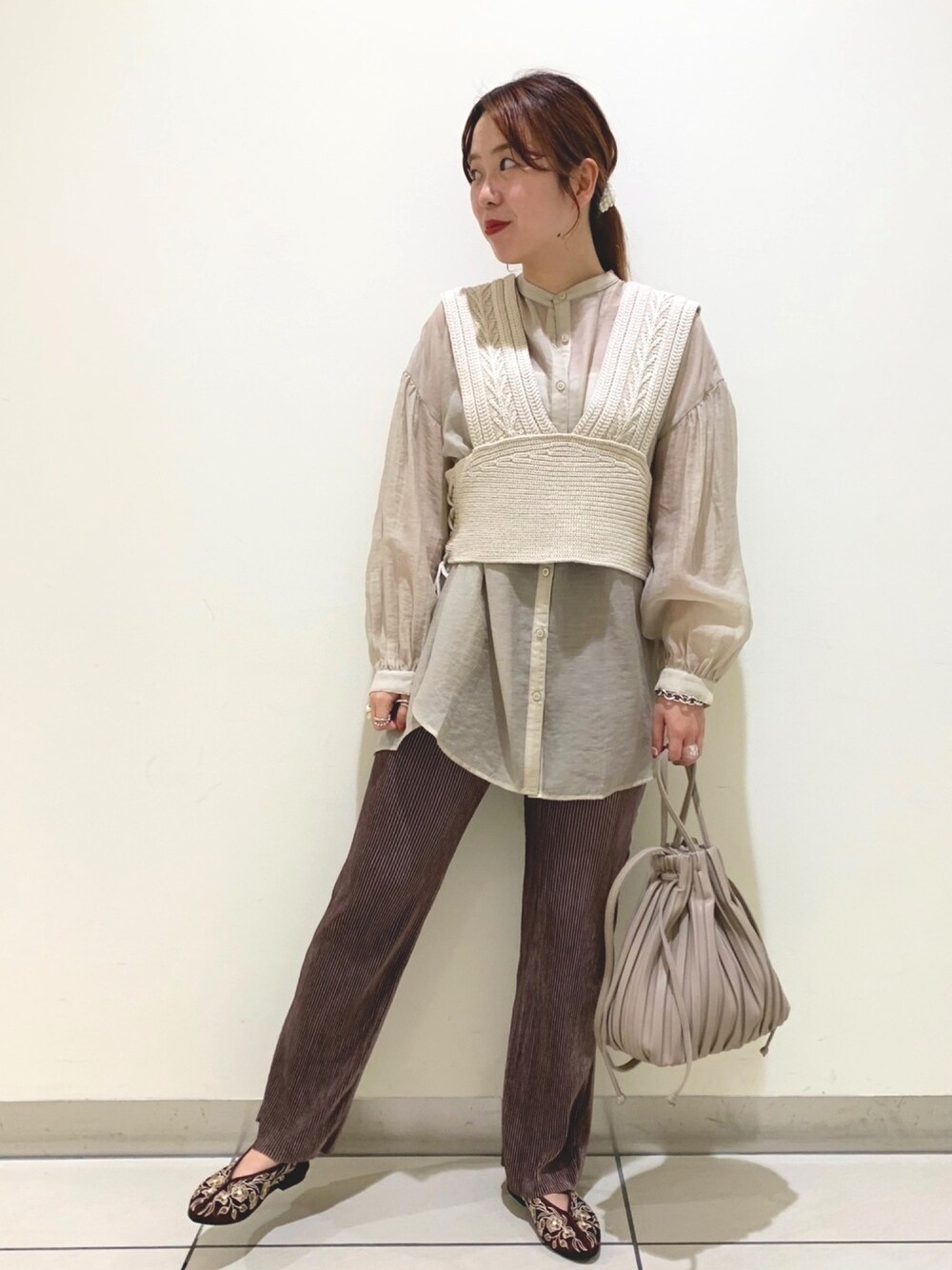 「大人カジュアル、シンプル、秋コーデ、休日スタイル、ラフ、レイヤードスタイル、低身長、ベロアパンツ、ニットベスト、ビスチェ」｜「DISCOATのサイドレースアップニットビスチェ（ニット/セーター、ホワイト系）」を使った、erina♡さん（レディース・155cm）の夏コーディネートの1枚目の写真