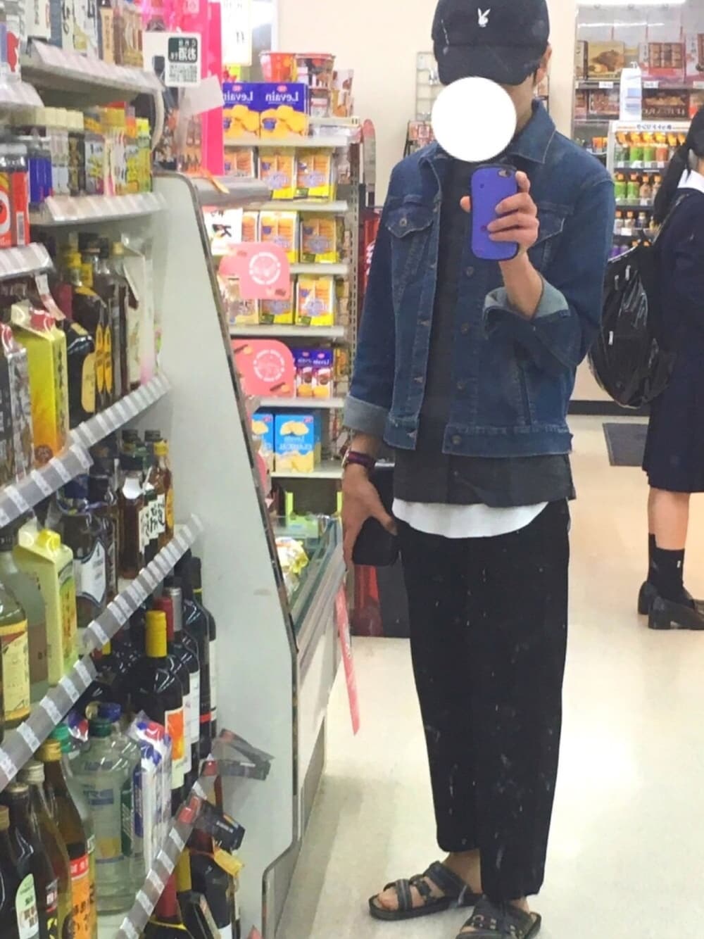 「はるコーデ、シンプルコーデ、ユニクロ、サンダル、バンドカラーシャツ、ワイドパンツ」｜「RAGEBLUEのリヨセル混デニムバンドカラーシャツ/747485（シャツ/ブラウス、ブラック系）」を使った、たつ/tatsuさん（メンズ・170cm）の春コーディネートの1枚目の写真
